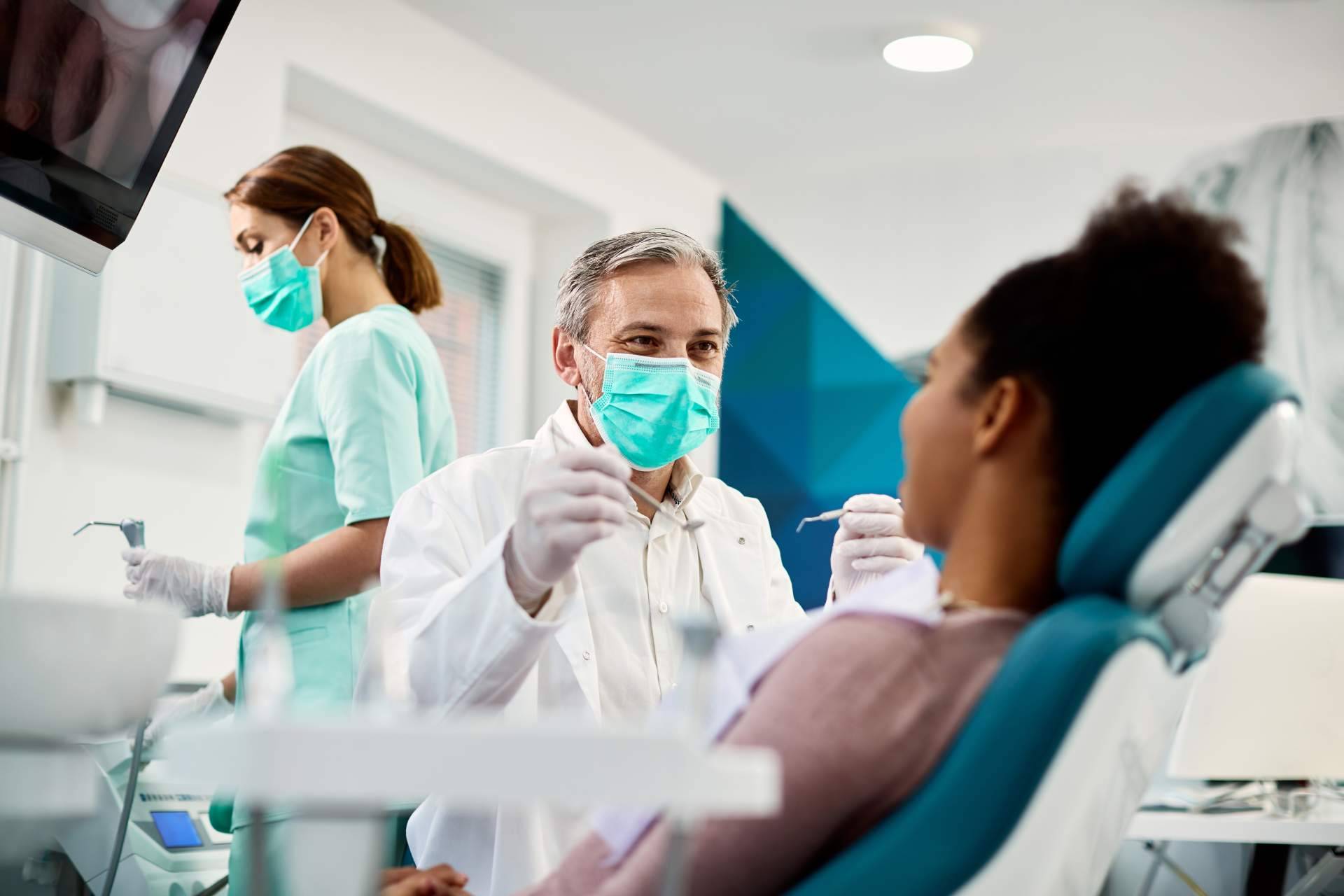 Curetaje dental, ¿qué es y por qué es importante prestar atención a la salud de las encías?