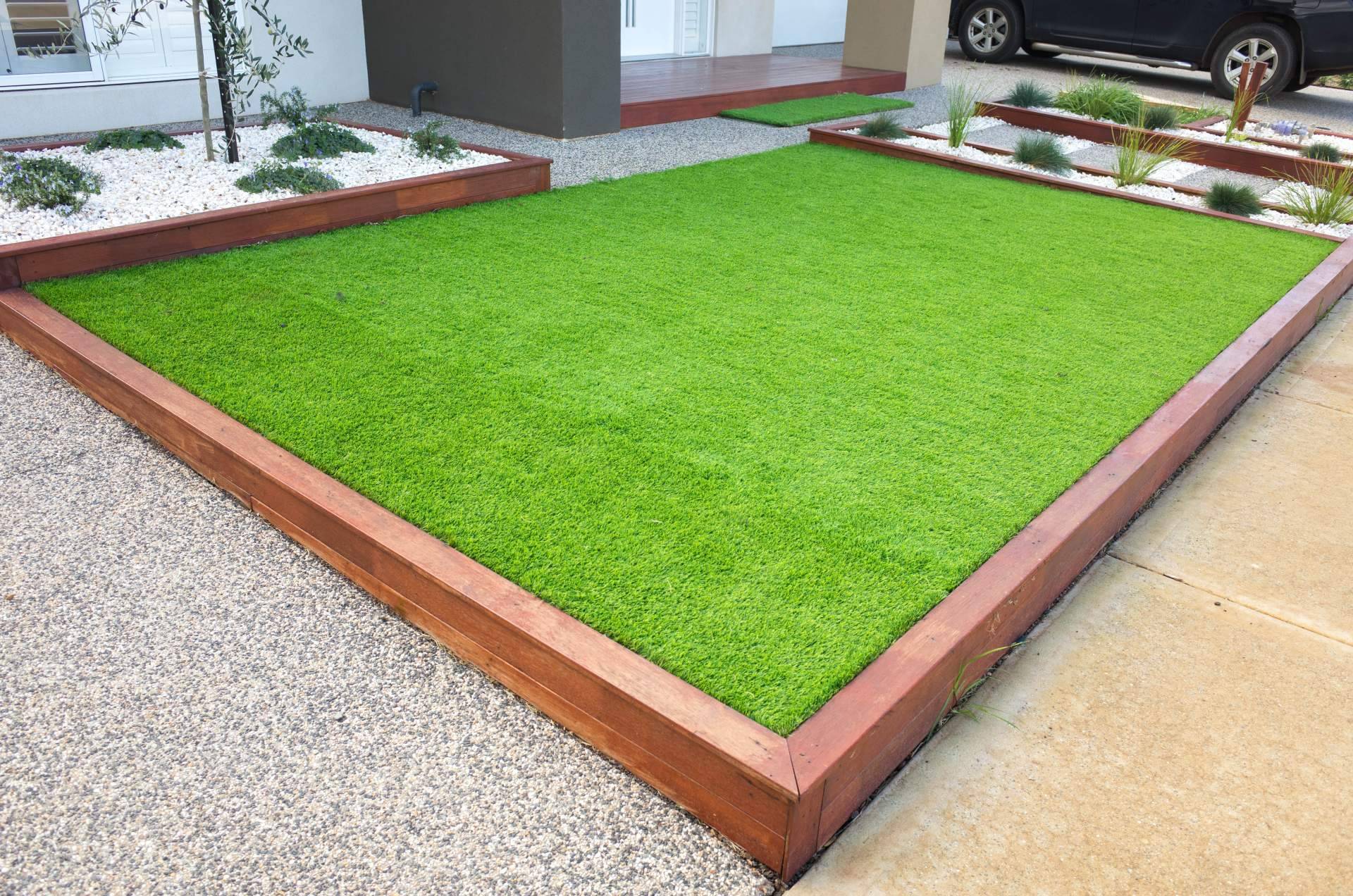 Con el césped artificial para piscinas de JardinVertical.es es posible disfrutar del verano al máximo