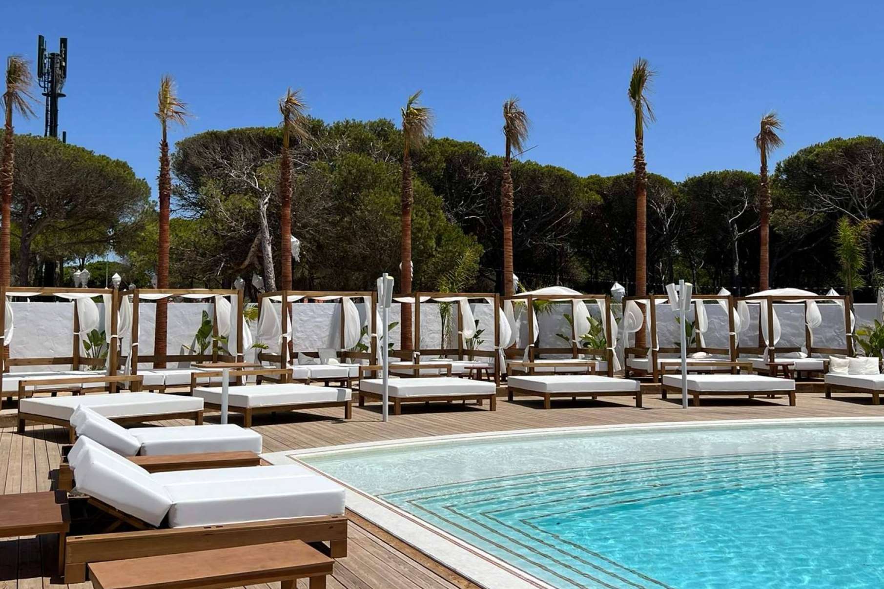 Instalaciones de sonido e iluminación profesional para hostelería, así como beach club de la mano de Taztú