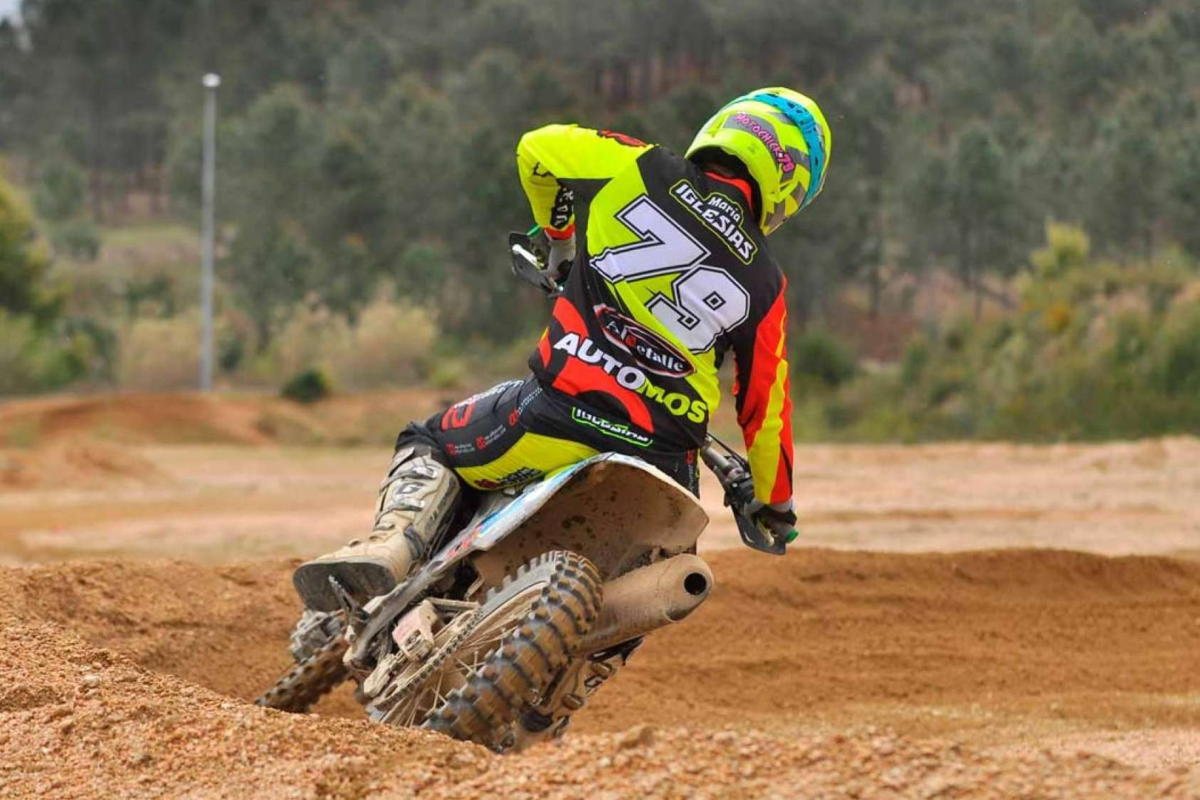 ADHESIVOSEMBARRADOS es una tienda especializada en equipamiento personalizado de motocross y enduro