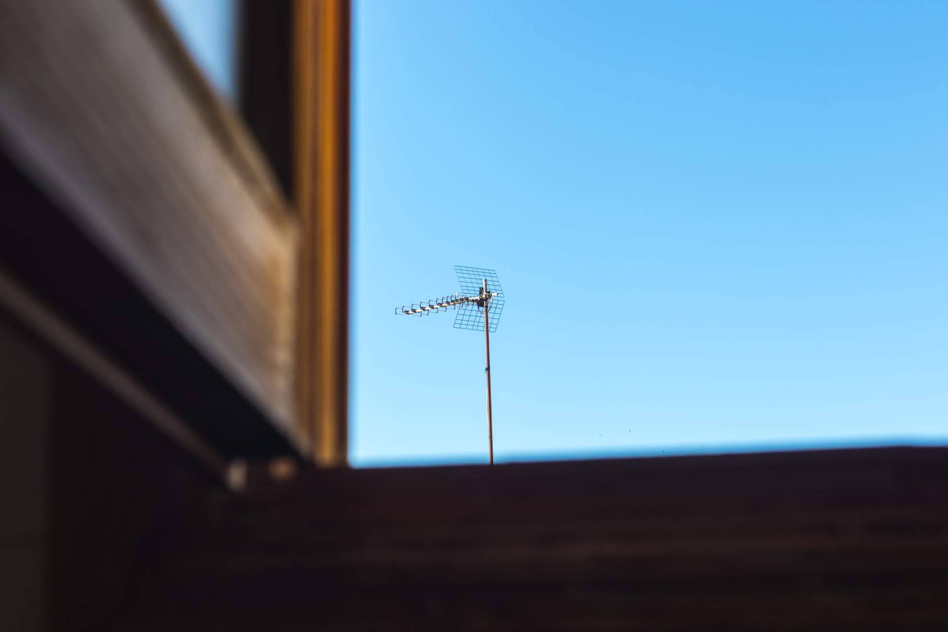 Instalación de antena TDT en Valencia con los profesionales de Antenistas Valencia