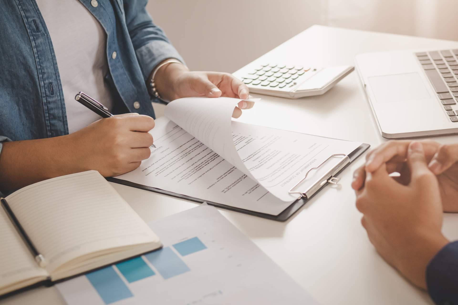 ¿Cómo elegir una empresa de reunificación de deudas con hipoteca? por PréstamoSolución
