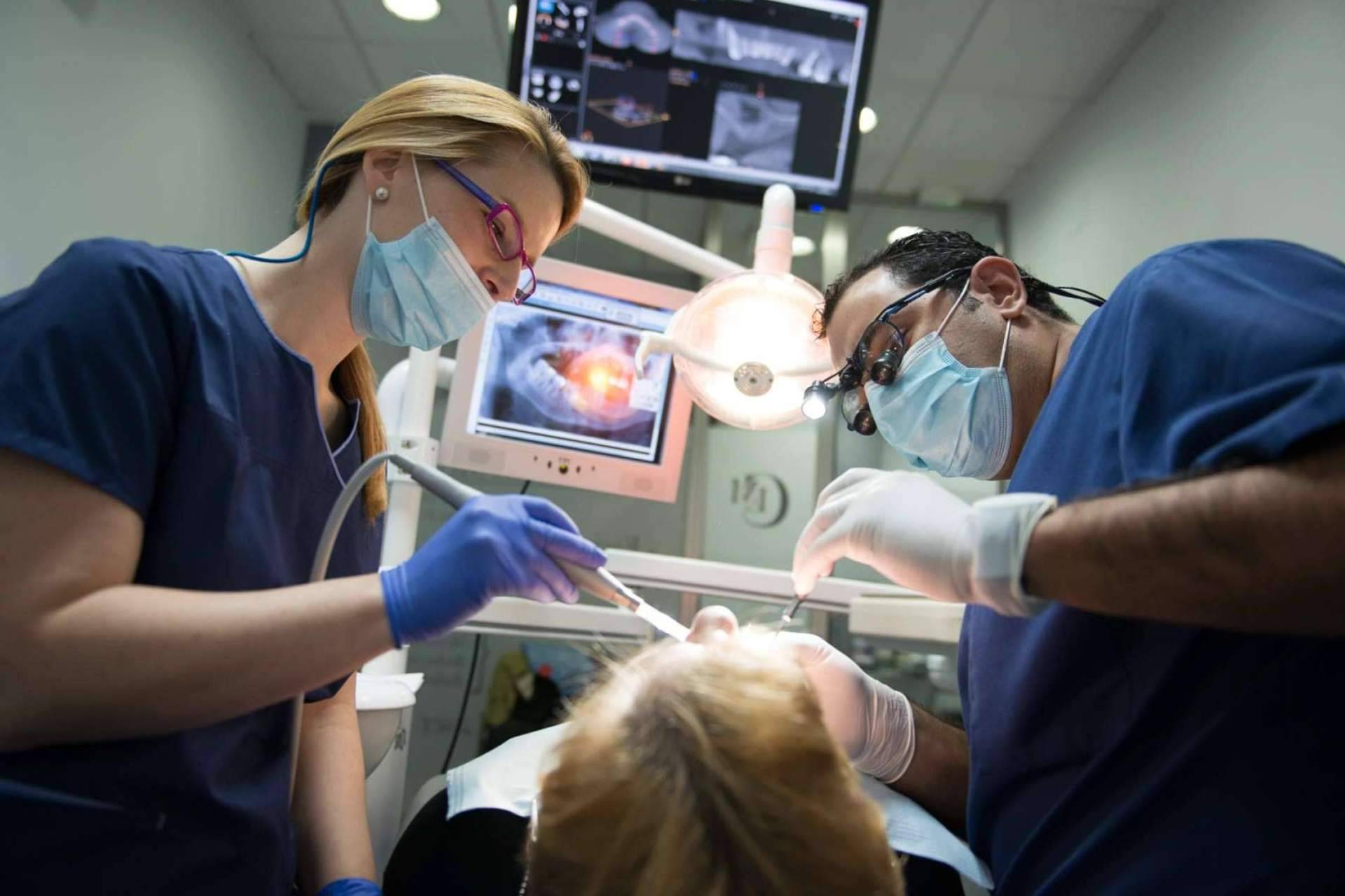 La clínica dental en Sevilla Dental Implantologie ofrece una amplia variedad de servicios