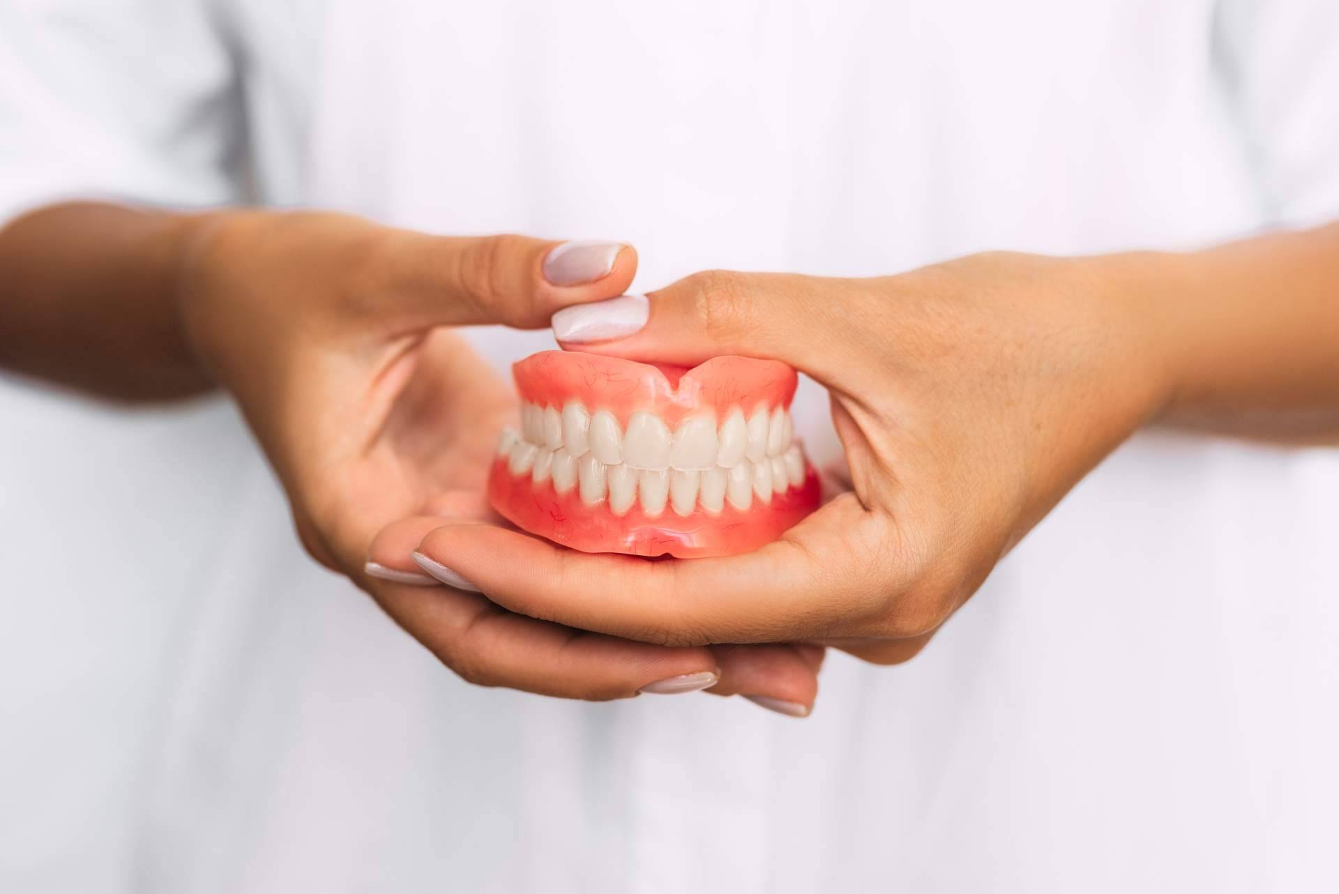 Cambios de hábitos en verano; un aumento en el consumo de azúcares y descuidos en la higiene amenazan la salud bucodental