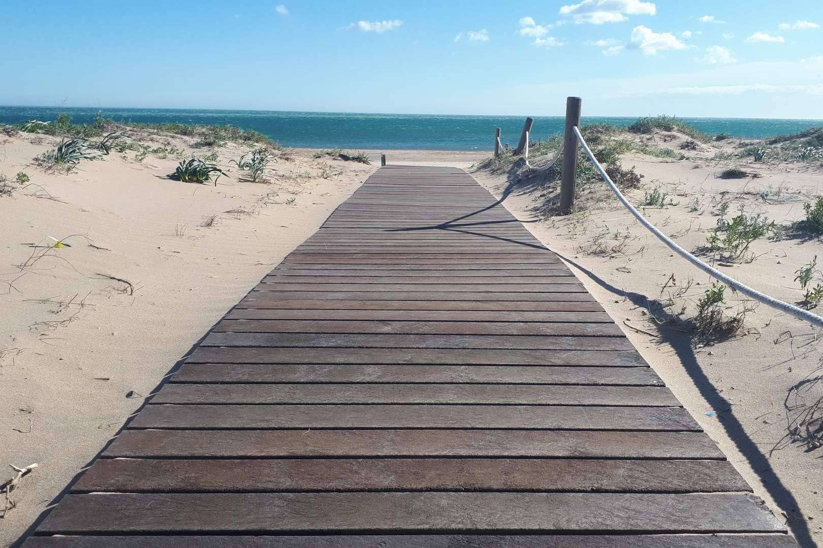 Abadecom y sus pasarelas de playa de plástico reciclado en Masalfasar, Valencia; una apuesta sostenible