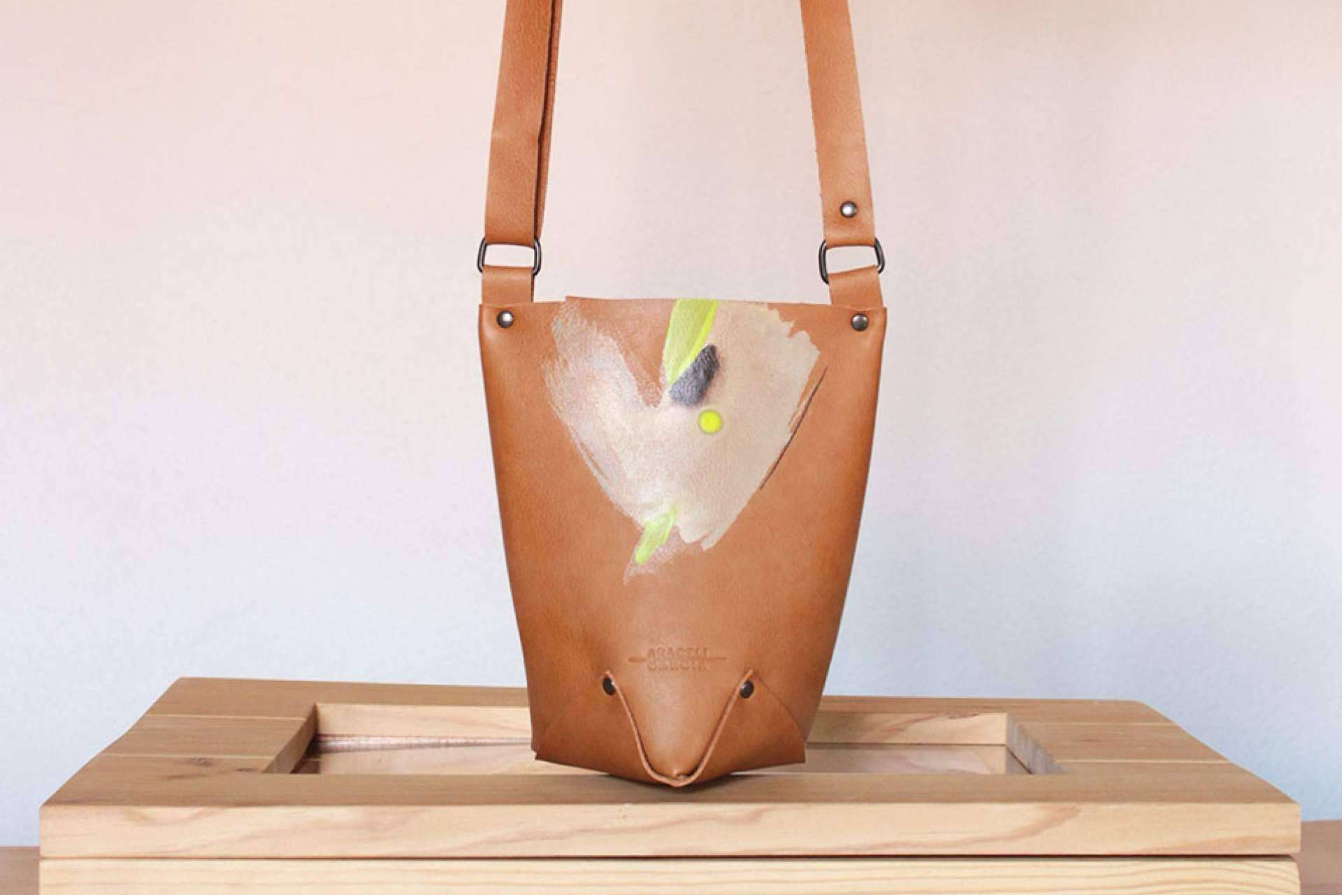 Araceli García; bolsos pintados a mano que combinan el arte y el diseño en una fusión única