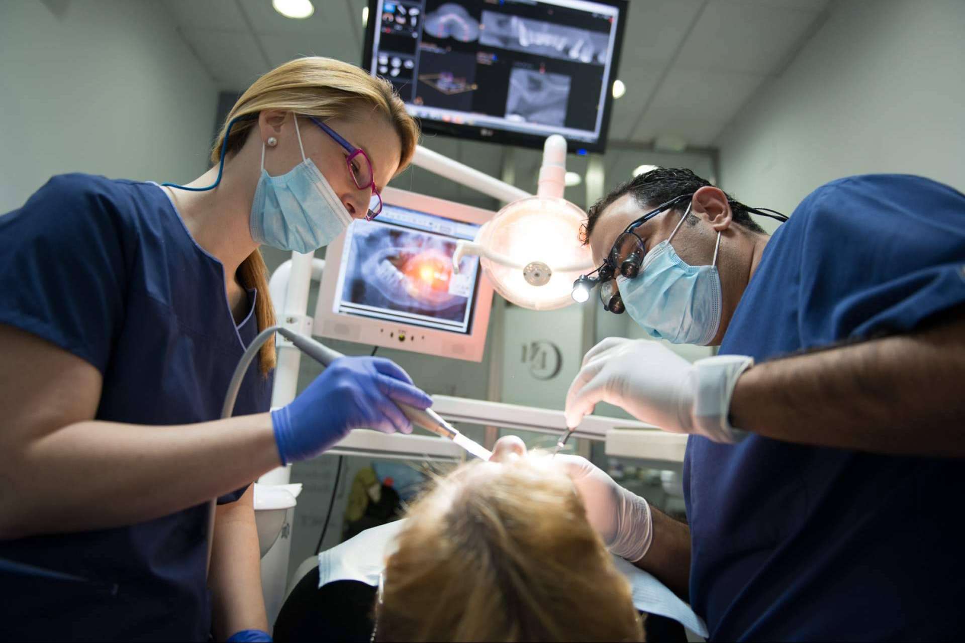 Ortodoncia invisible con el tratamiento que ofrece Dental Implantologie
