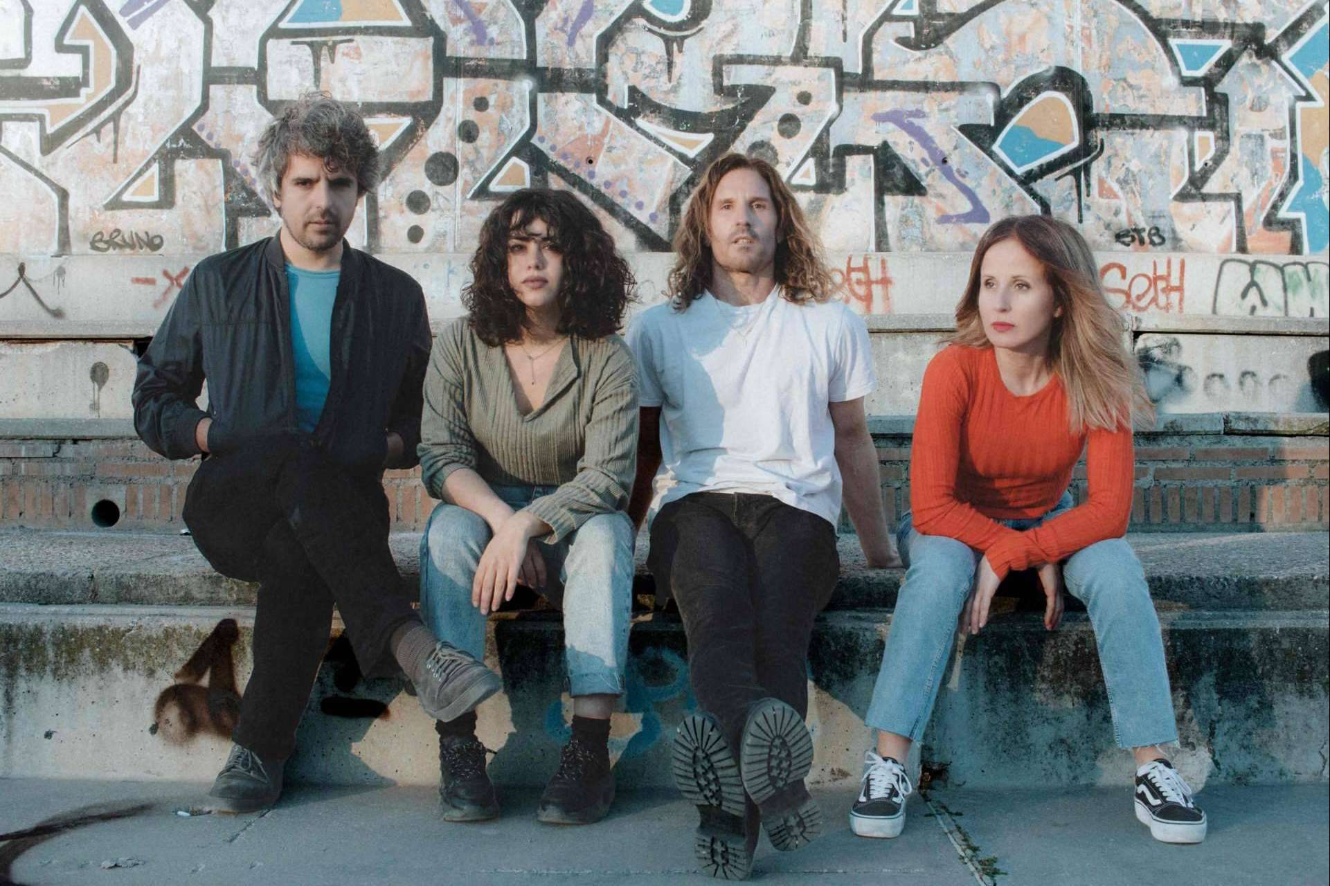 Emilia Pardo y Bazán presenta el anti-himno generacional 'Preocúpate mañana'