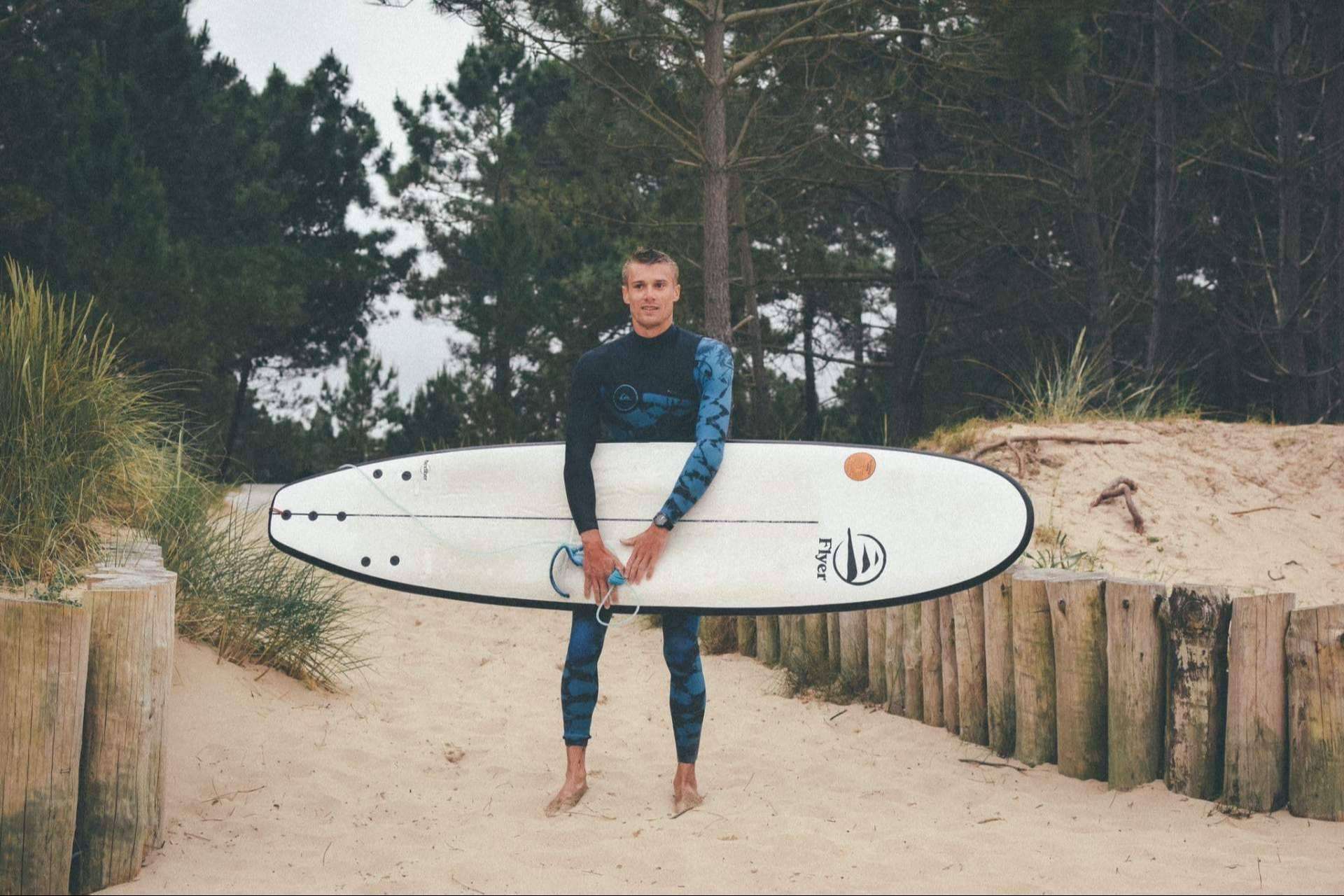 Las 5 mejores playas de España para aprender a surfear, según Flysurf Boards