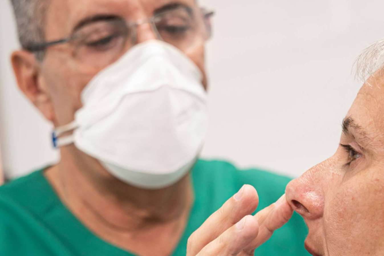 Corregir los defectos de la nariz con una rinoplastia de la mano del Dr. Julián Castillo