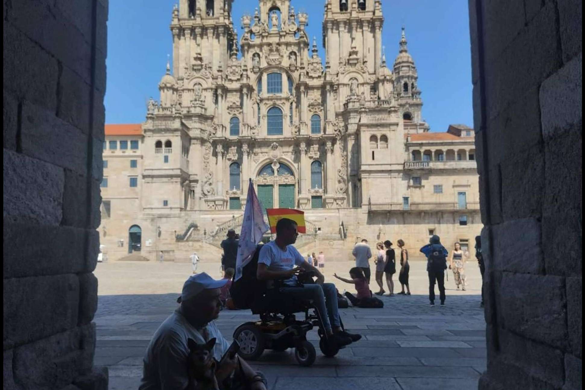 La Fundación Disgrup llega hasta el final del Camino de Santiago en sillas de ruedas para reivindicar el cumplimiento de los derechos de las personas con discapacidad en España