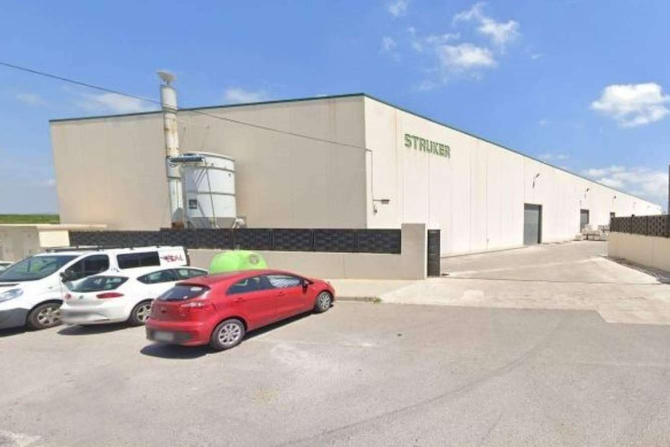 A subasta una nave industrial y un edificio de oficinas en Onda