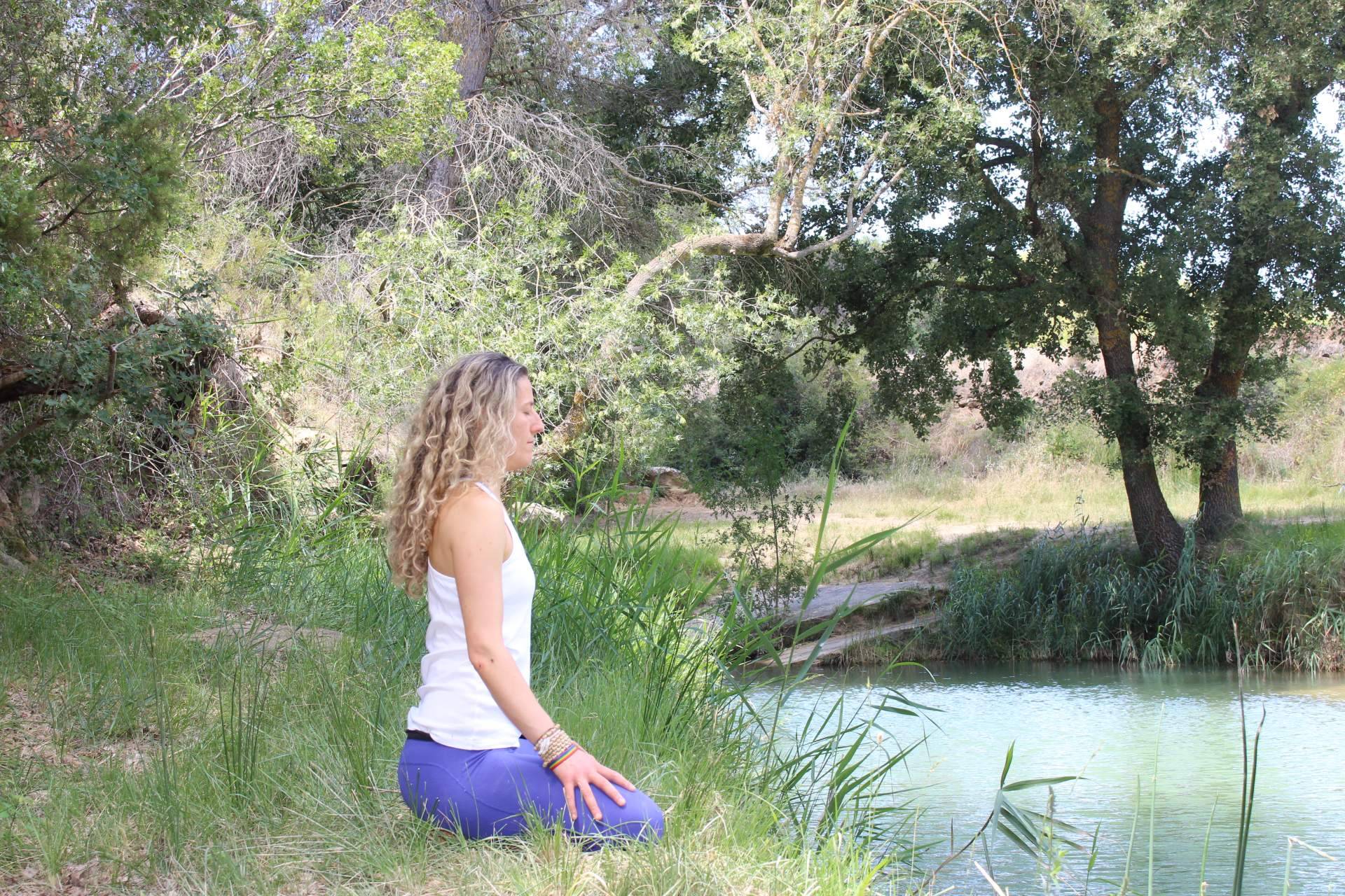 Acudir a retiros de yoga en la naturaleza para conectar con uno mismo