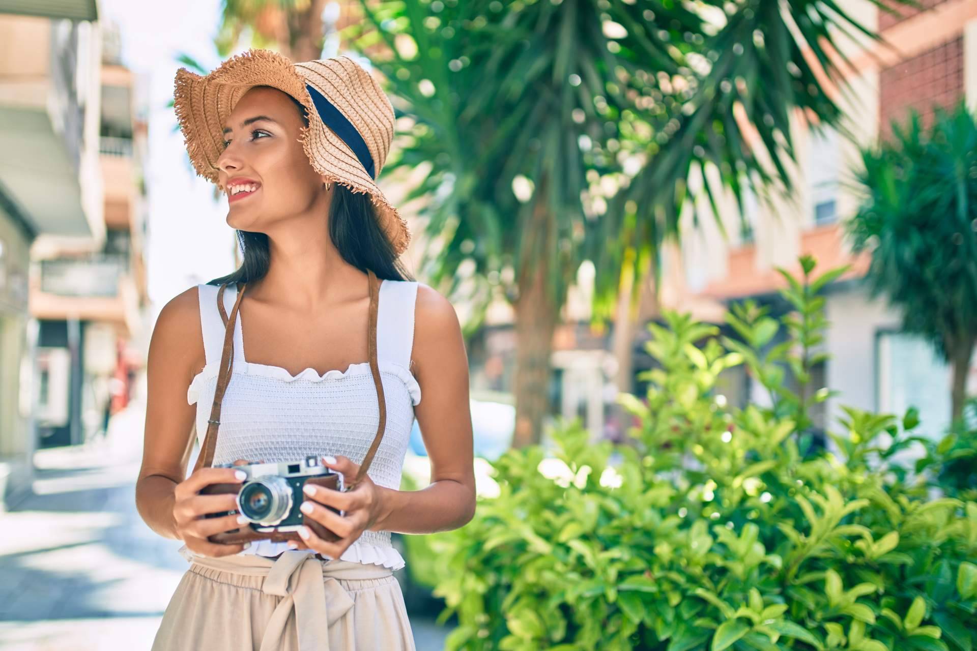 La importancia de tener lista la tarjeta sanitaria europea a la hora de viajar este verano, con CertificadoElectronico.es
