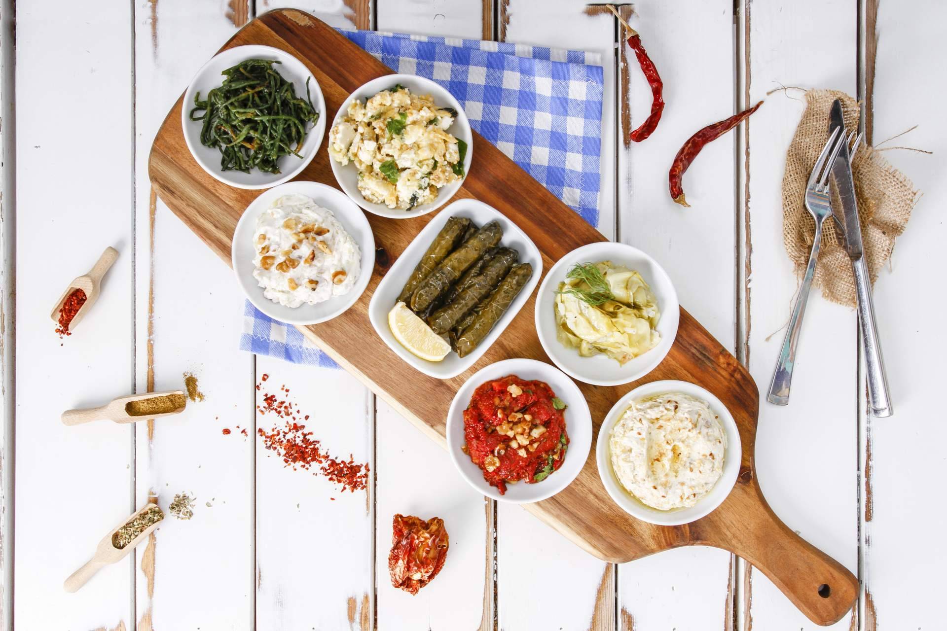Probar de unas ricas tapas en el restaurante griego Greek Aribau