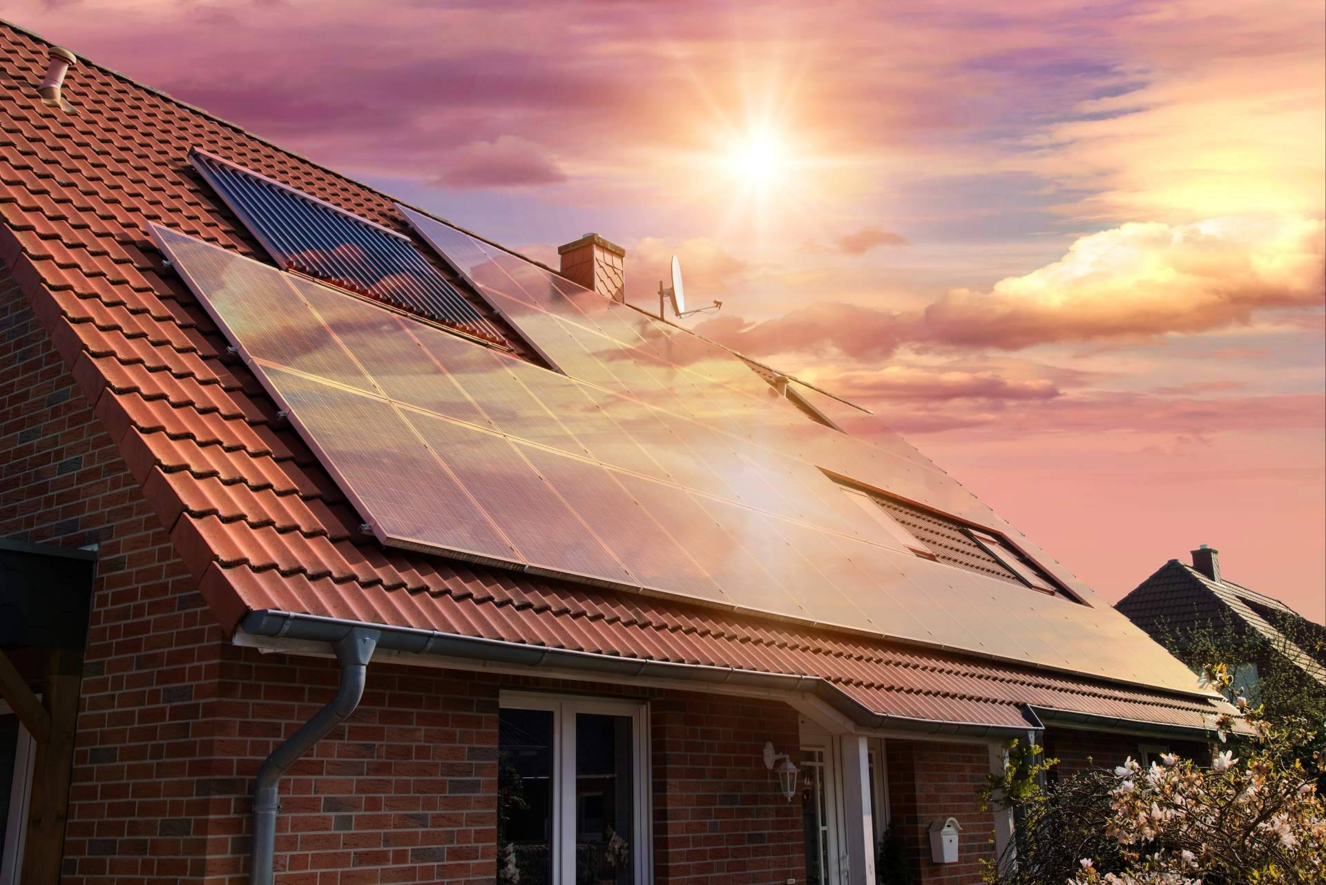 Instalación de placas solares en espacios reducidos, ¿es factible su implementación?