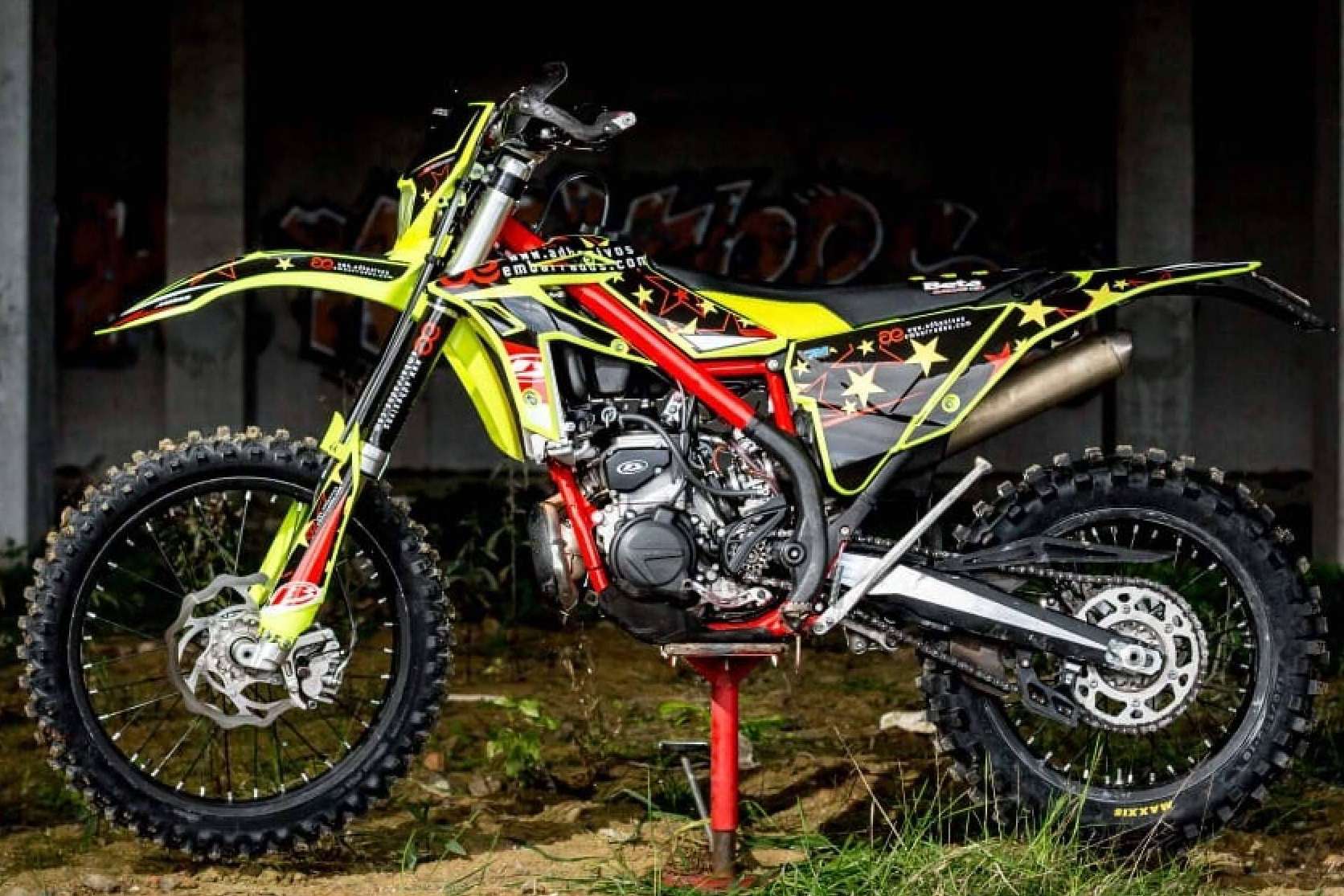 ¿Cuáles son las principales ventajas de las pegatinas para moto?, por ADHESIVOSEMABRRADOS