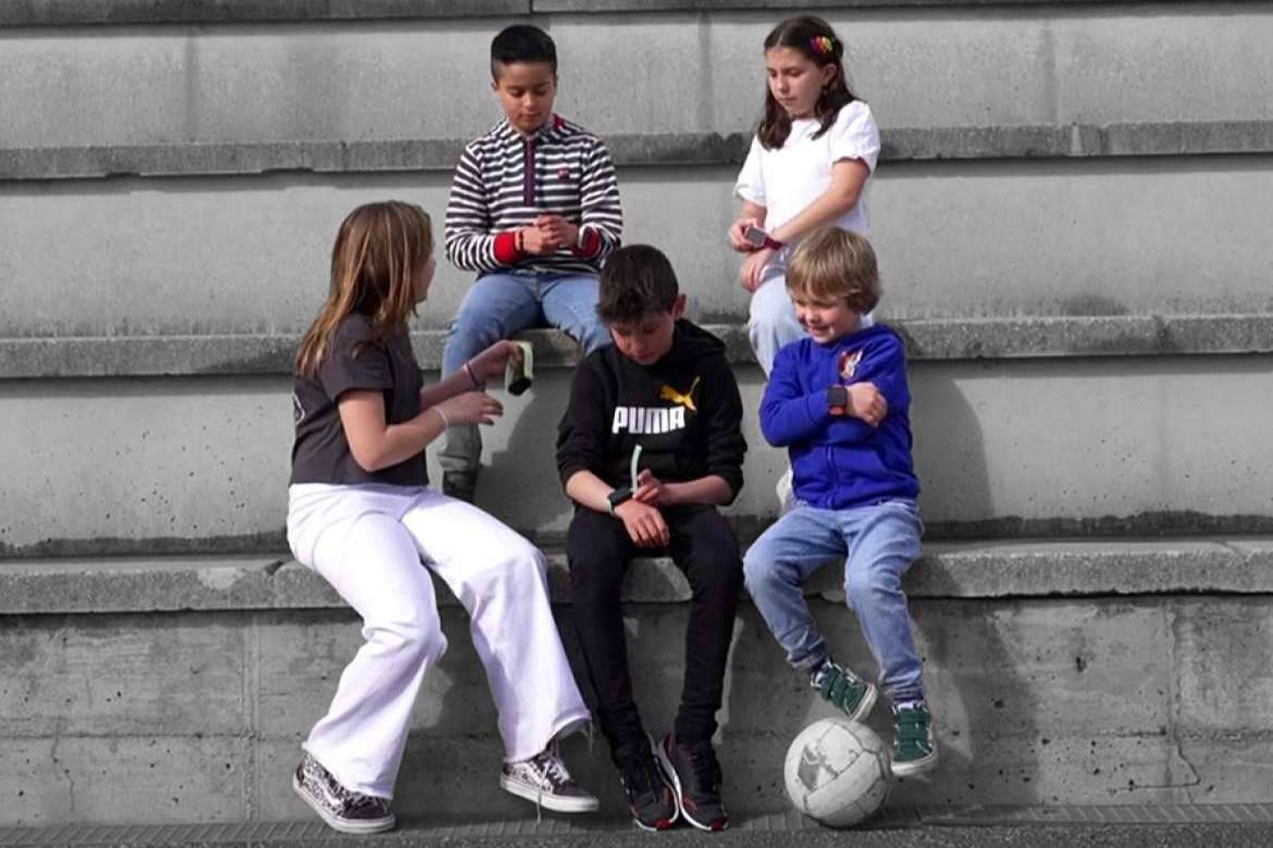 Cómo es el reloj para niños con desbloqueo facial