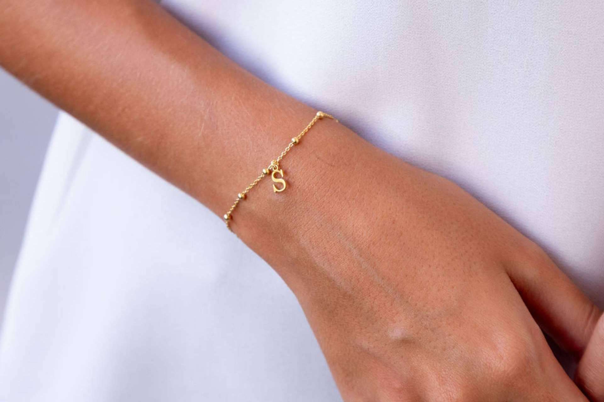 Pulseras con iniciales, un regalo significativo para alguien especial