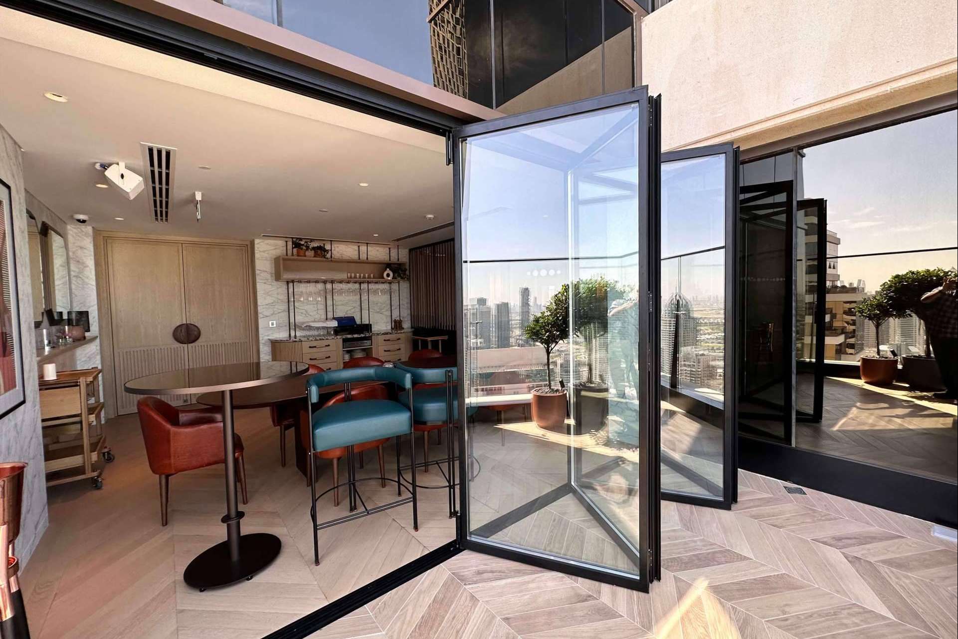 Las puertas plegables de cristal con diseños minimalistas que ofrece Airclos