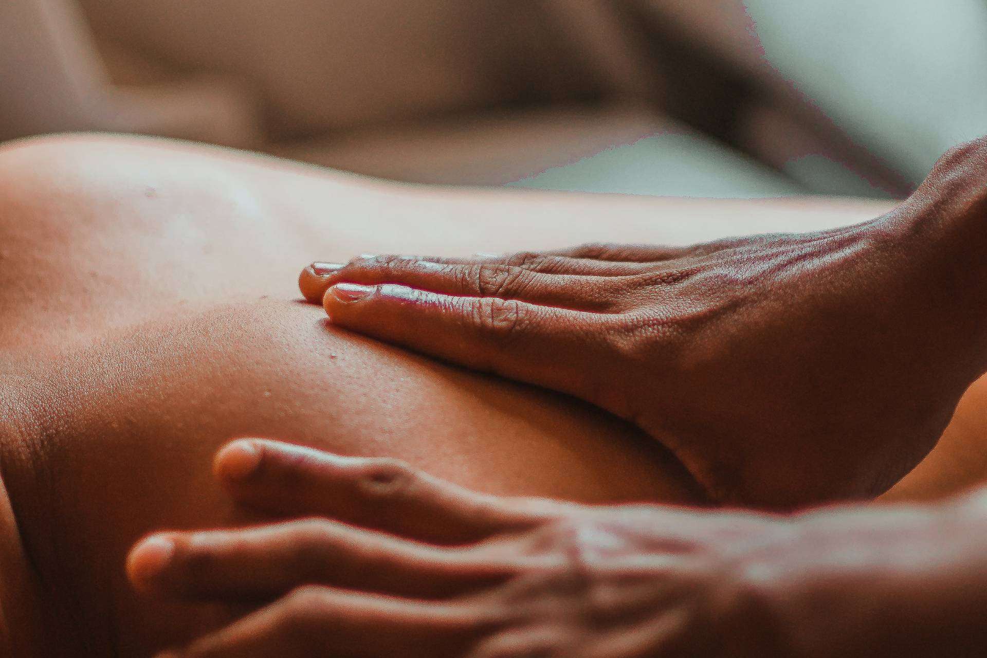 Disfrutar de un masaje relajante en la cabina de tratamientos de All Yours para liberar estrés y tensión acumulada