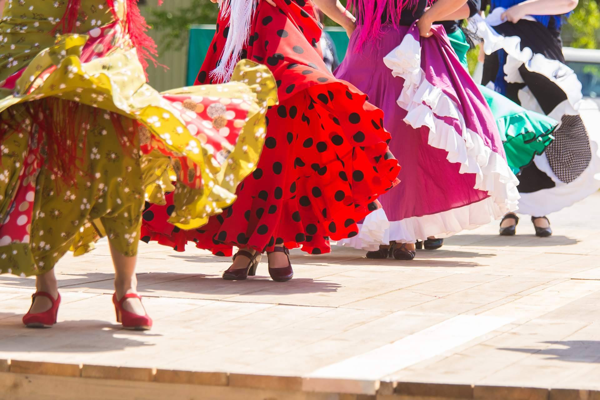 Selección de Moda Flamenca 2023 con las faldas rocieras de Viva La Feria