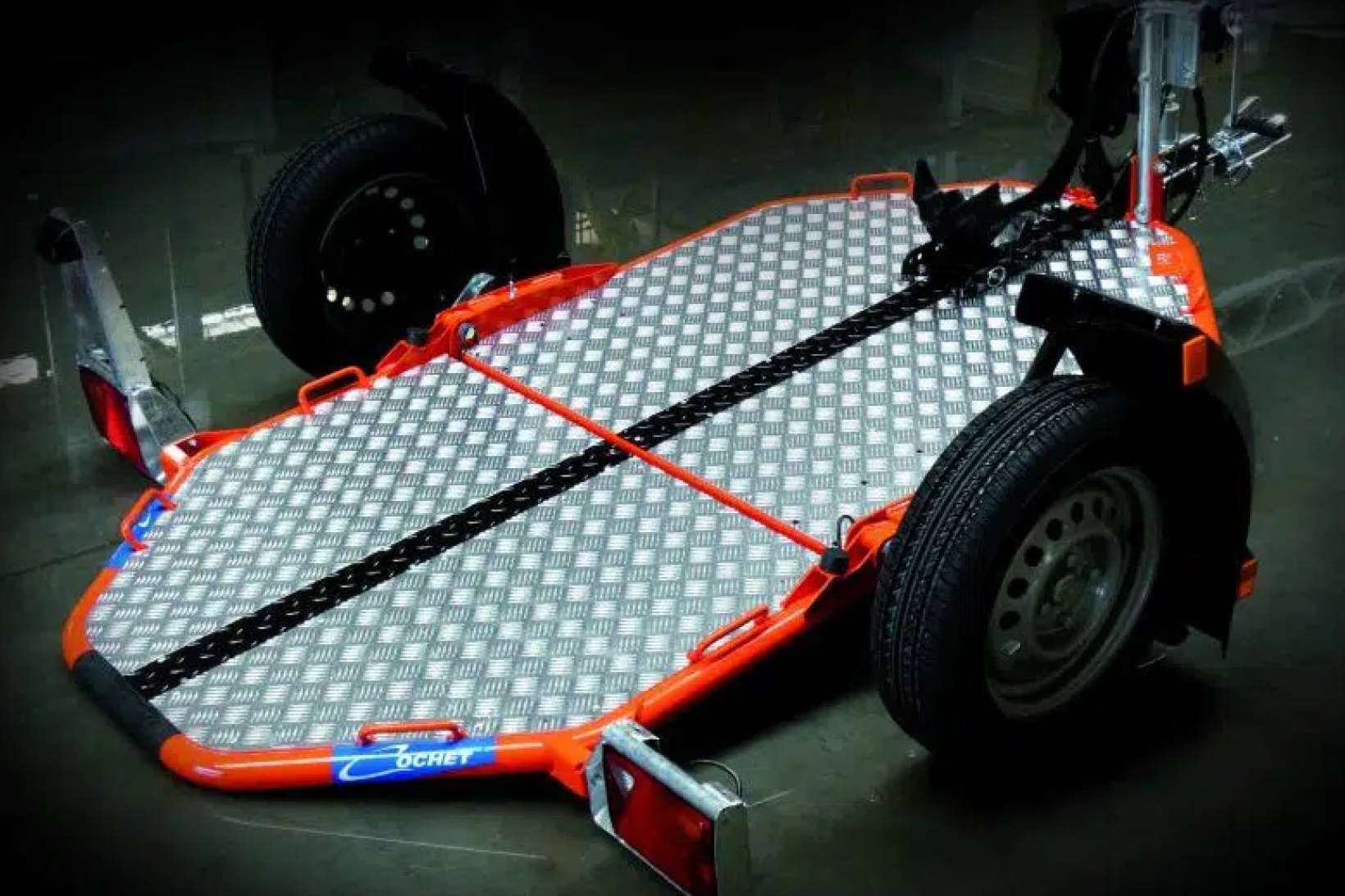 Buscoremolque ofrece un remolque de moto abatible y plegable