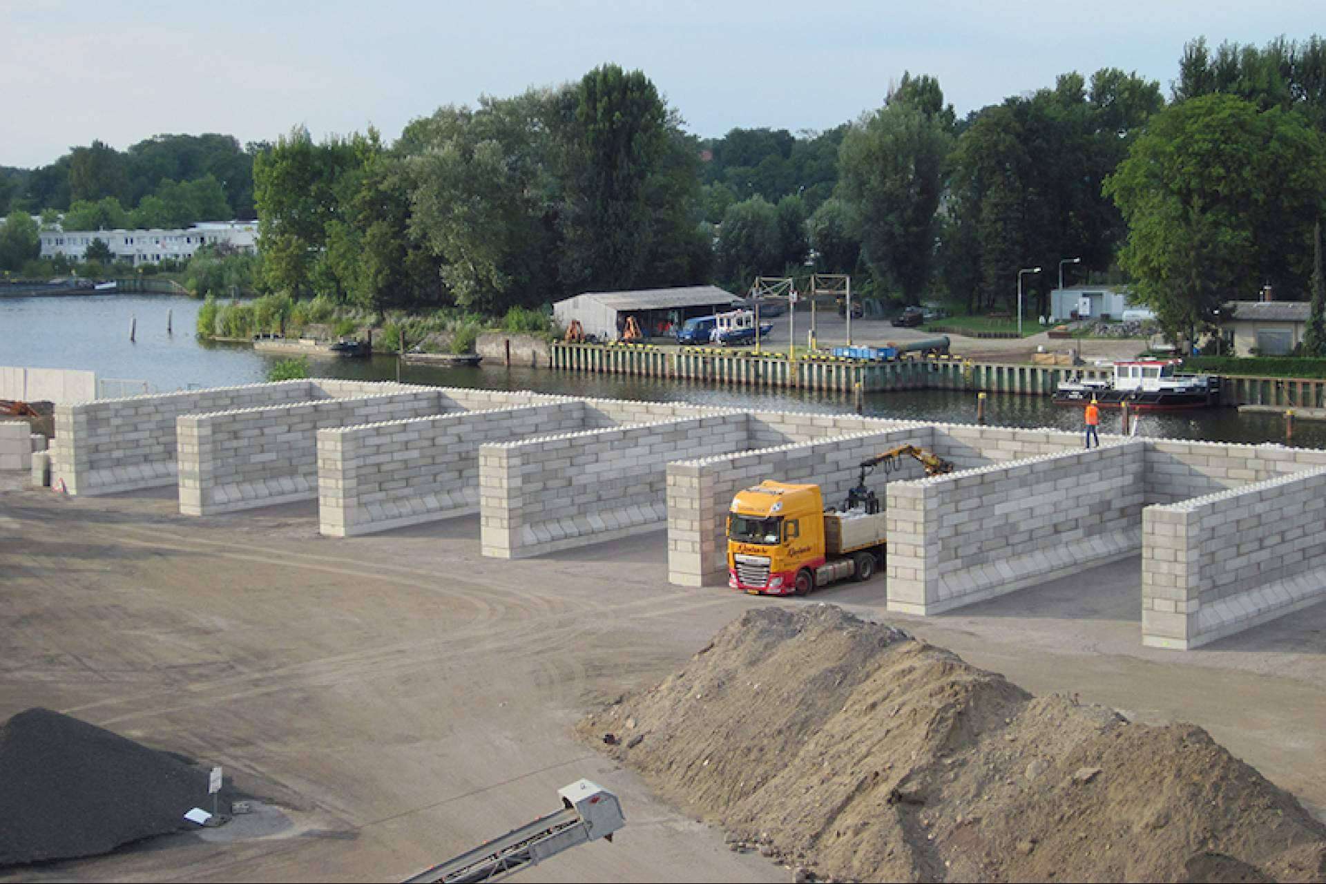 Producción de moldes de bloques de hormigón, con la compañía Betonblock