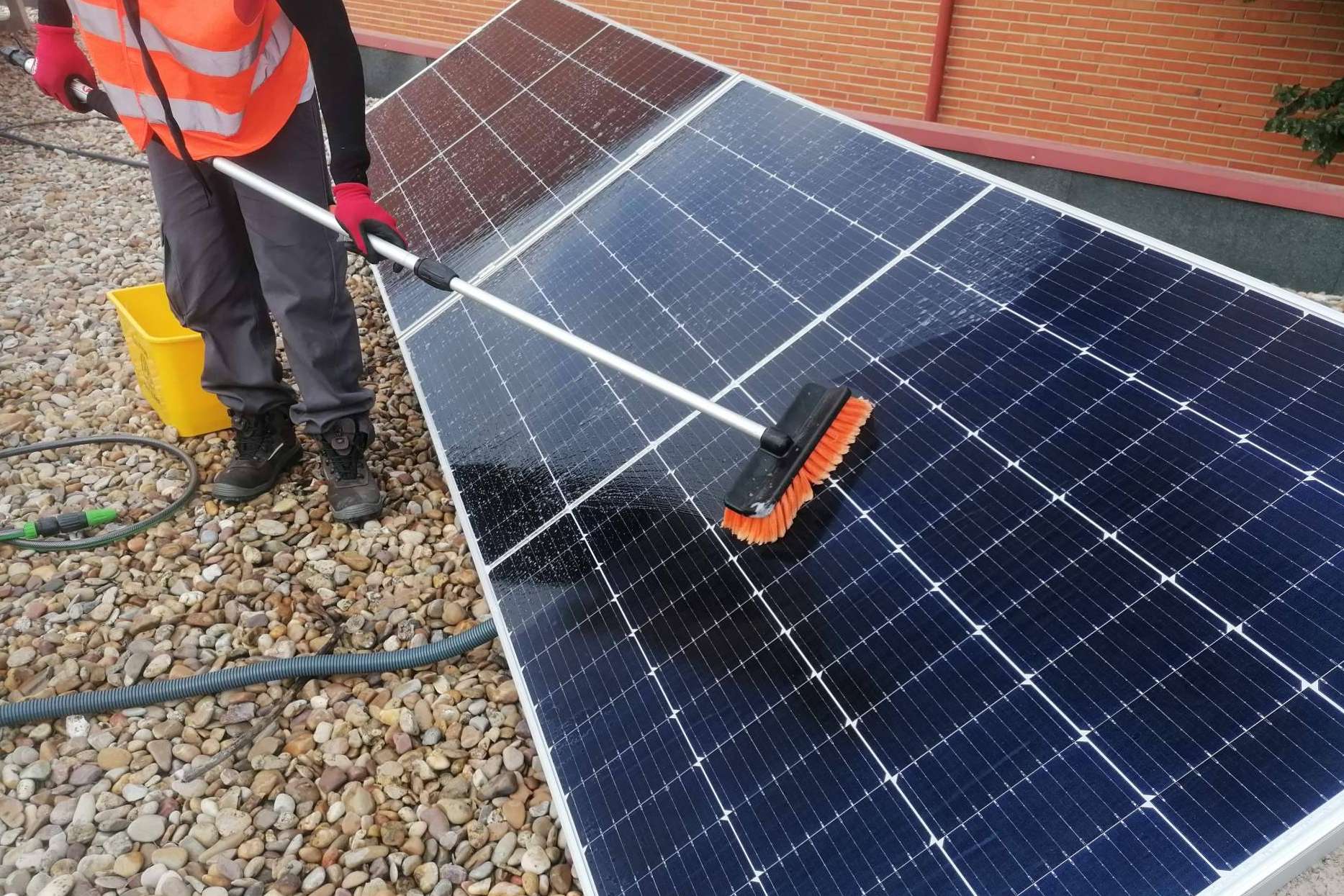 Mantenimiento de instalaciones fotovoltaicas, con Sunners