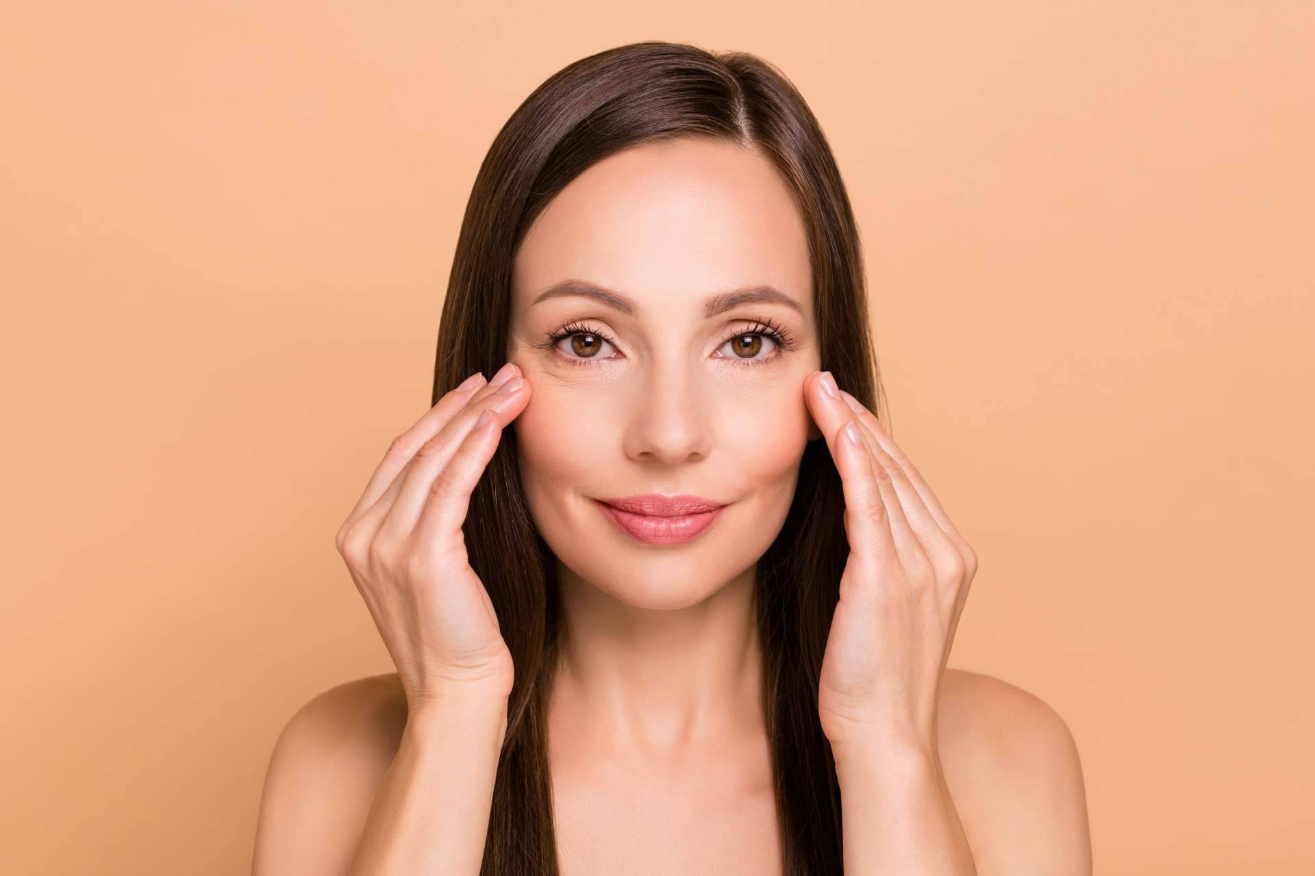 Uno de los tratamientos más efectivos para el rejuvenecimiento facial, el relleno de pómulos con ácido hialurónico de Centro Médico El Pilar