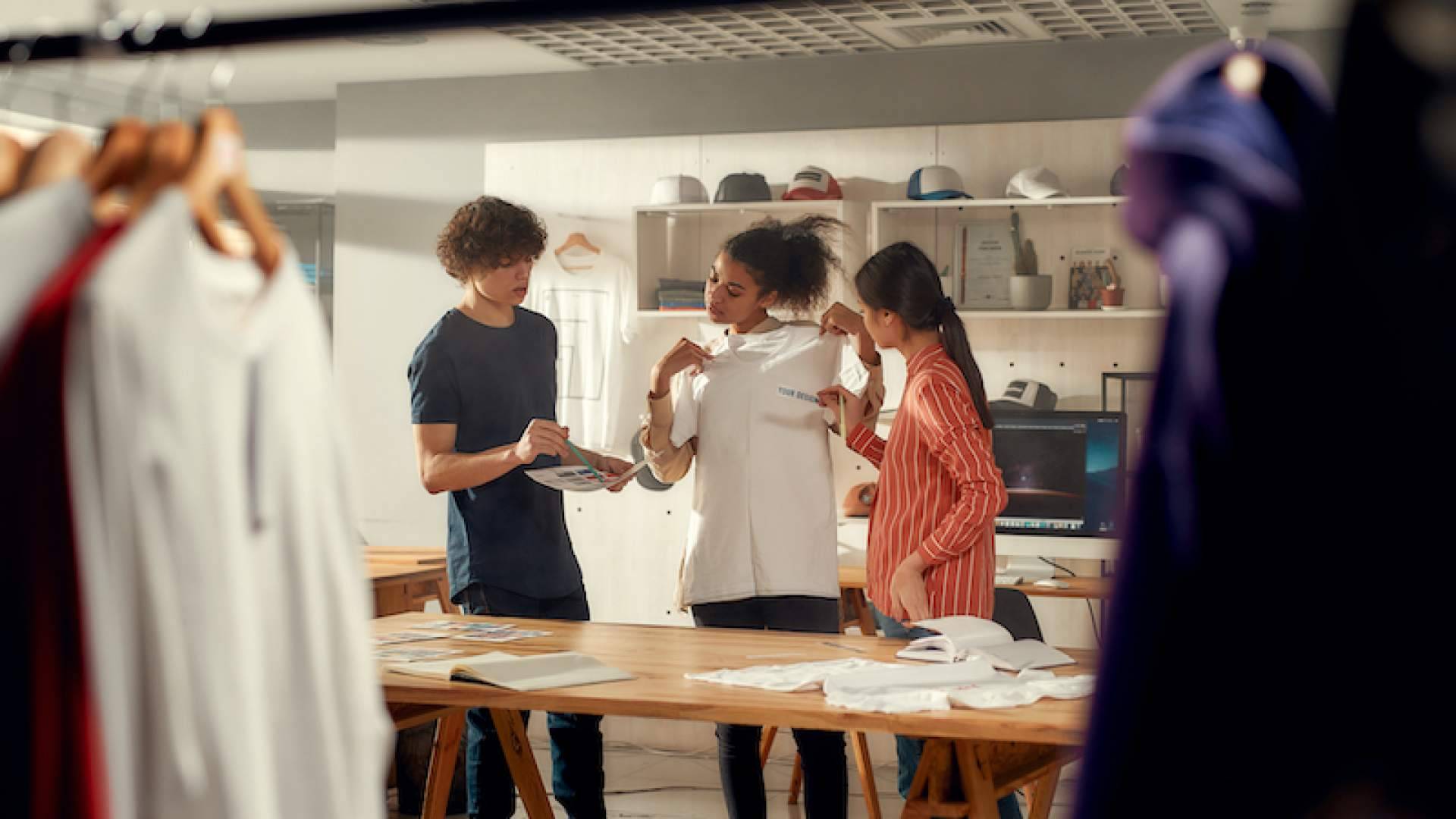 Aumentar la visibilidad de una marca con la personalización de sus camisetas con SEVU Printing