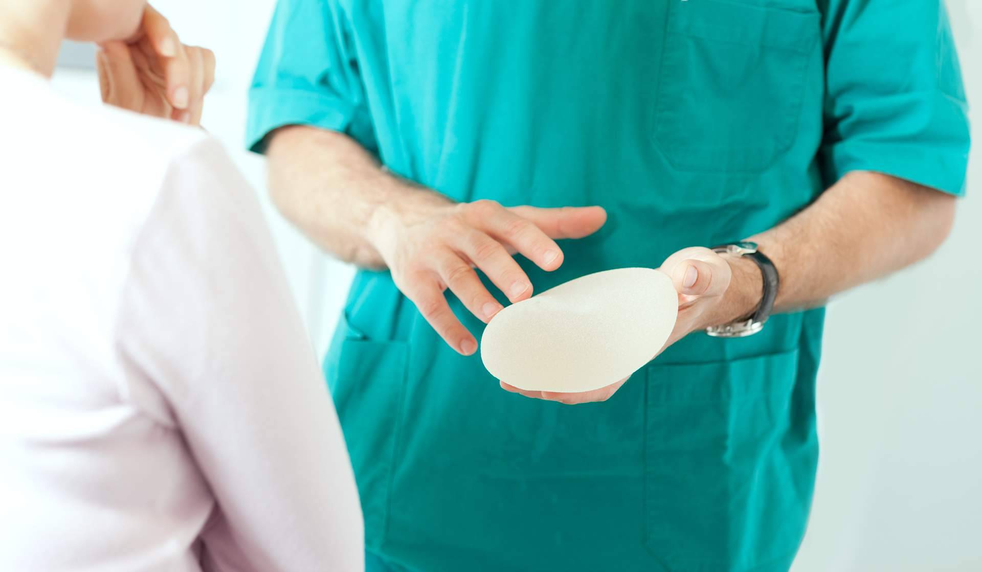 Recuperar la confianza con las cirugías de senos en Clínica Da Vinci