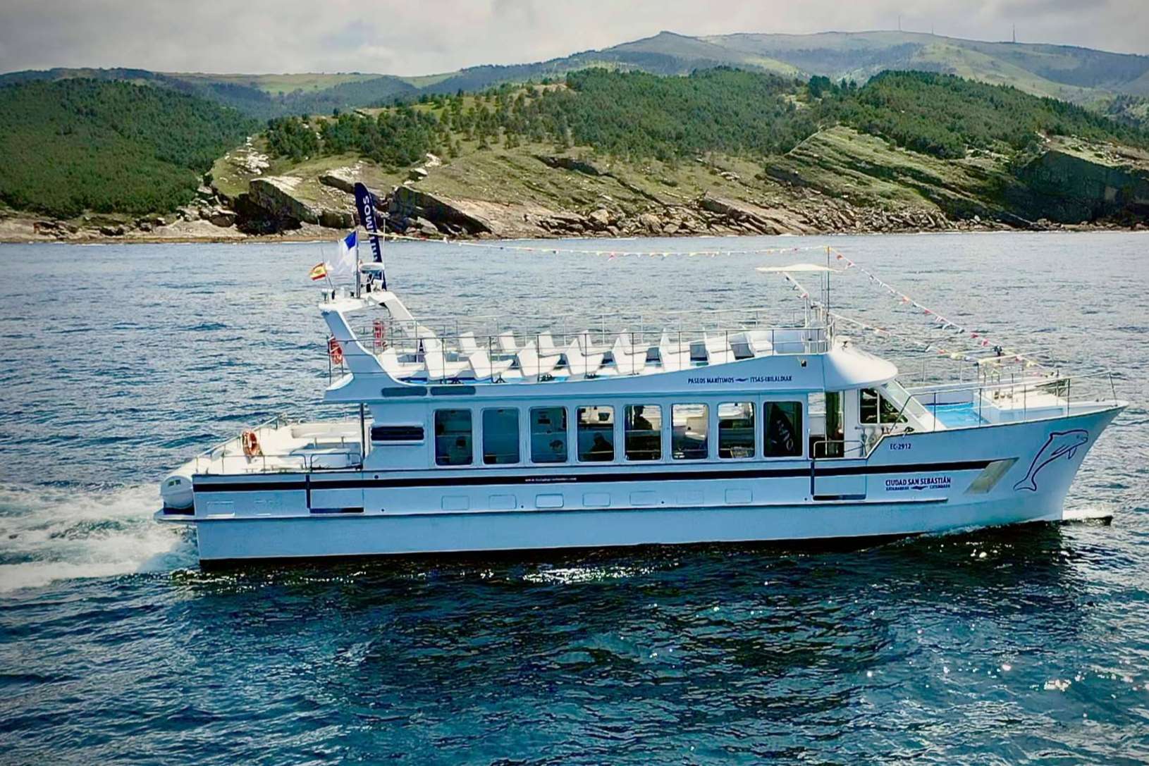 Realizar excursiones por la costa cantábrica a bordo del catamarán 'Ciudad San Sebastián'
