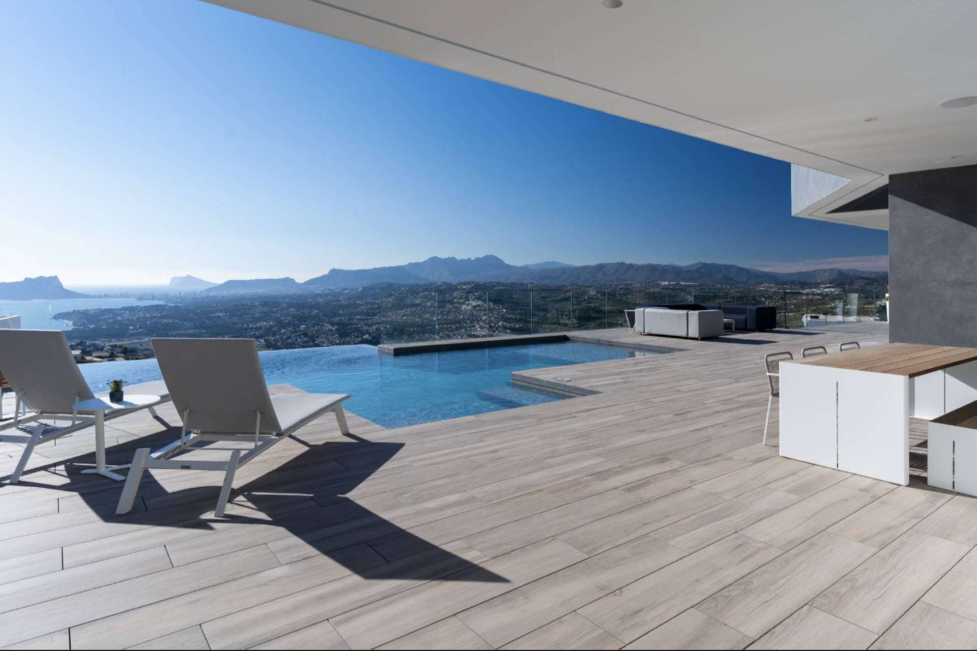 Alquilar villas de lujo en Cumbre del Sol con los servicios de Dinhjelper-Realestate