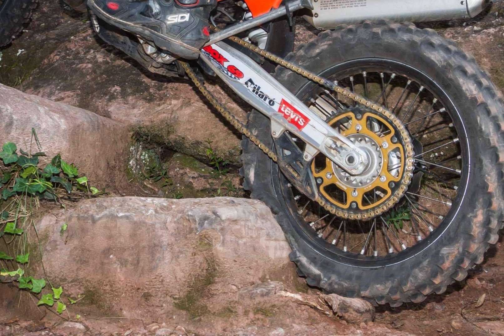 Todo lo que hay que saber sobre el agarre (grip) de los neumáticos y la frenada en el uso offroad