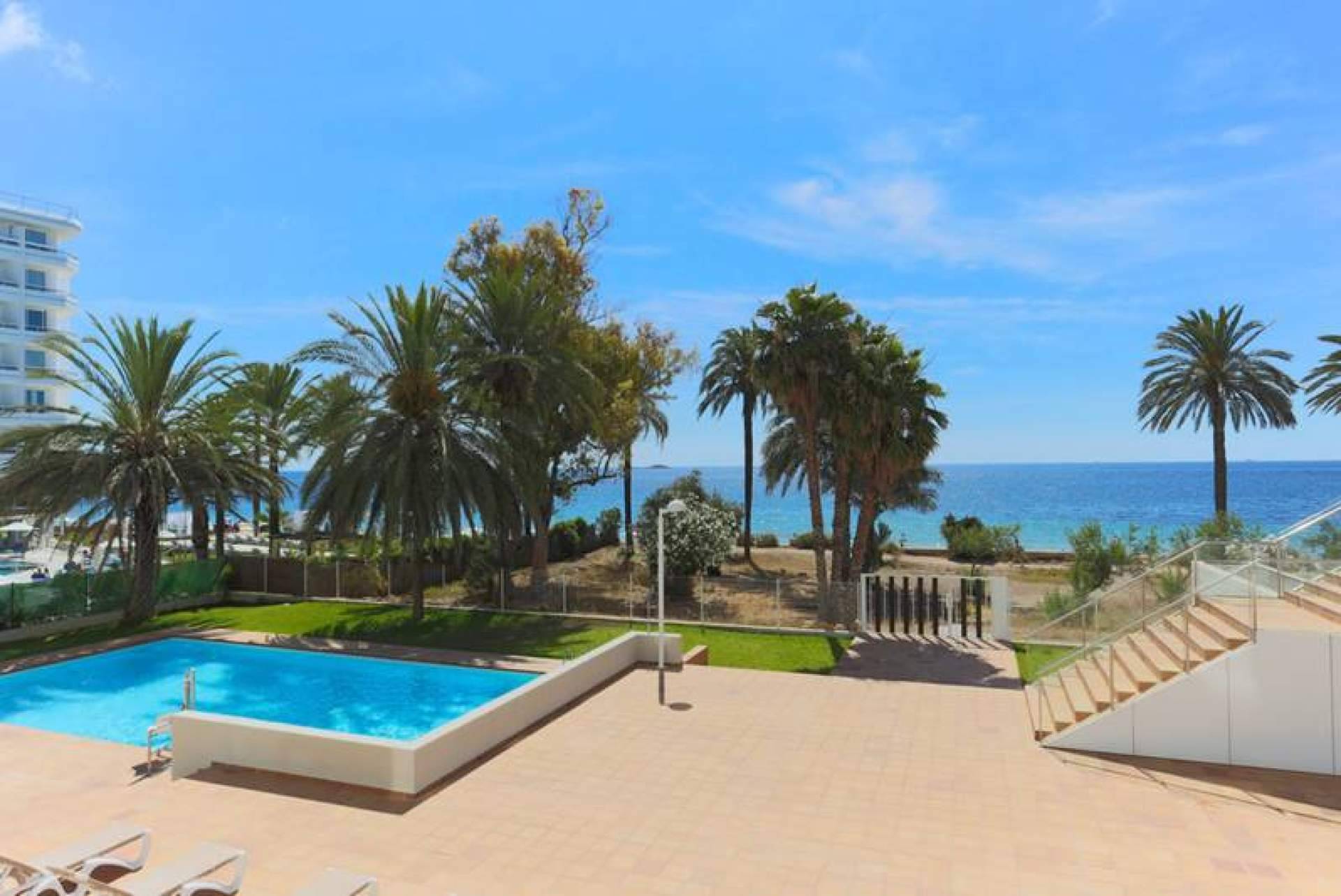 Apartamentos en primera línea de playa en una de las zonas más conocidas de Ibiza, publicados por Eactivos.com en su plataforma
