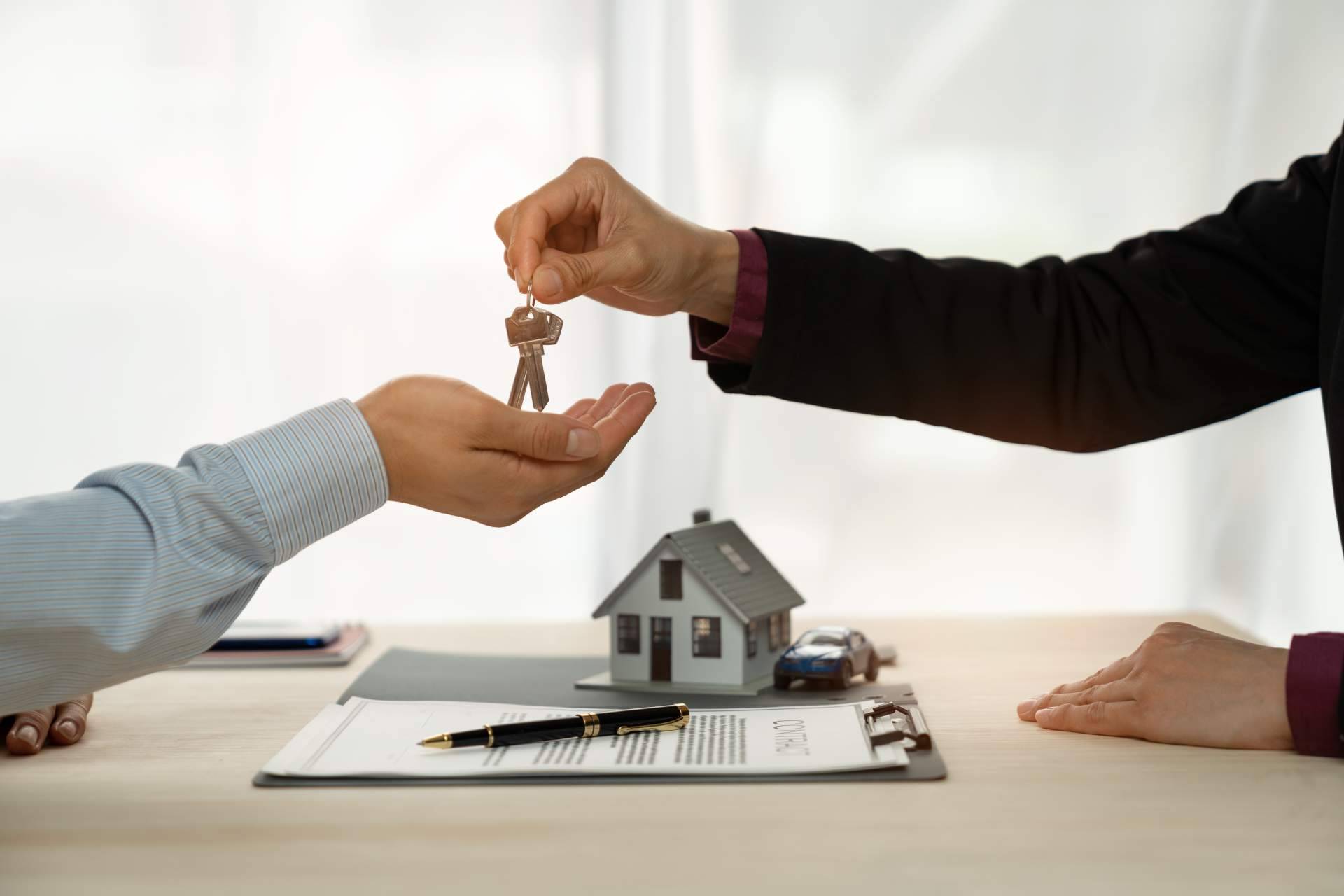 ¿Quién paga la comisión a la inmobiliaria en Inmoversion?