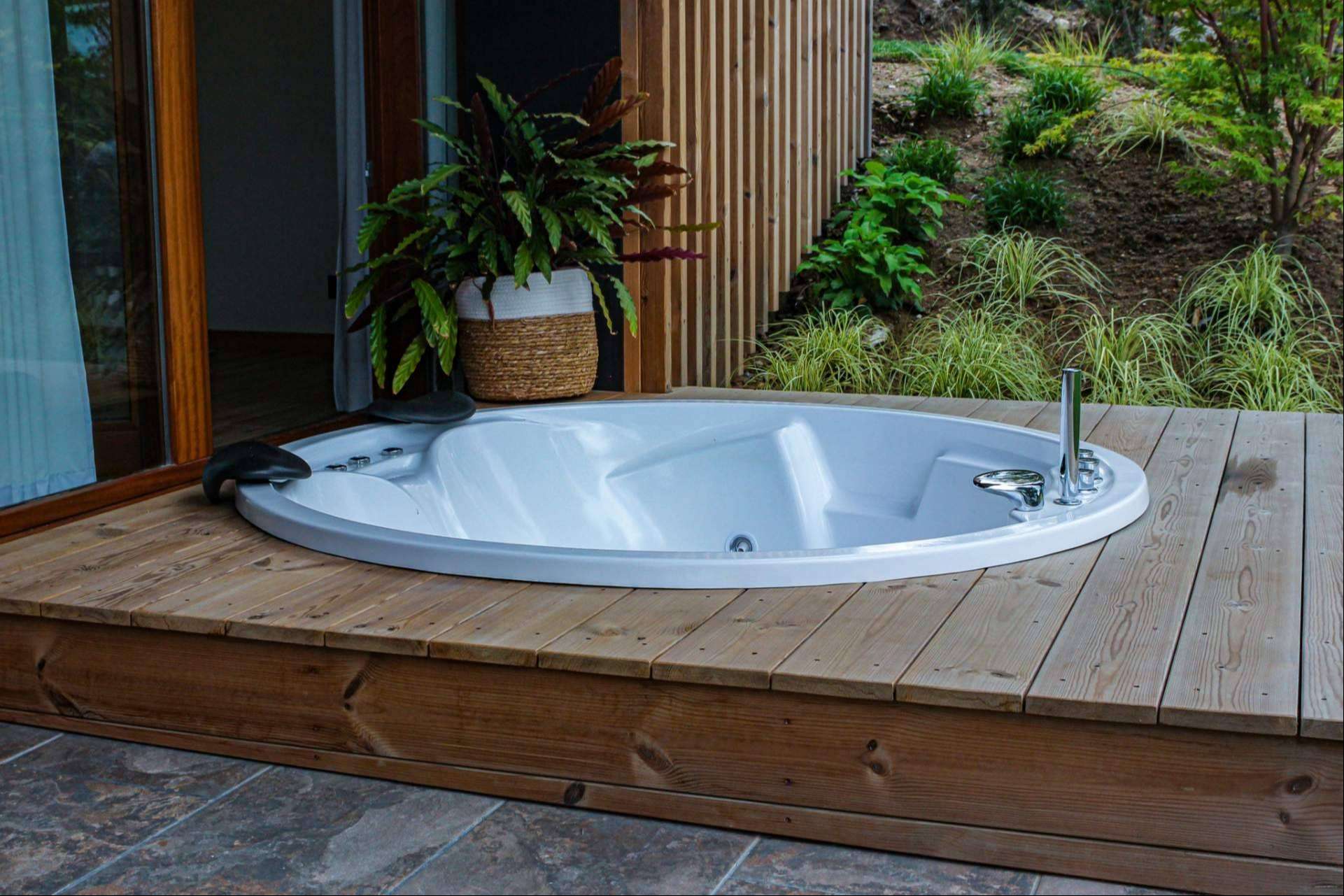 Para el relax, diseñar un rincón íntimo con las bañeras redondas de Hidromasajes Eca