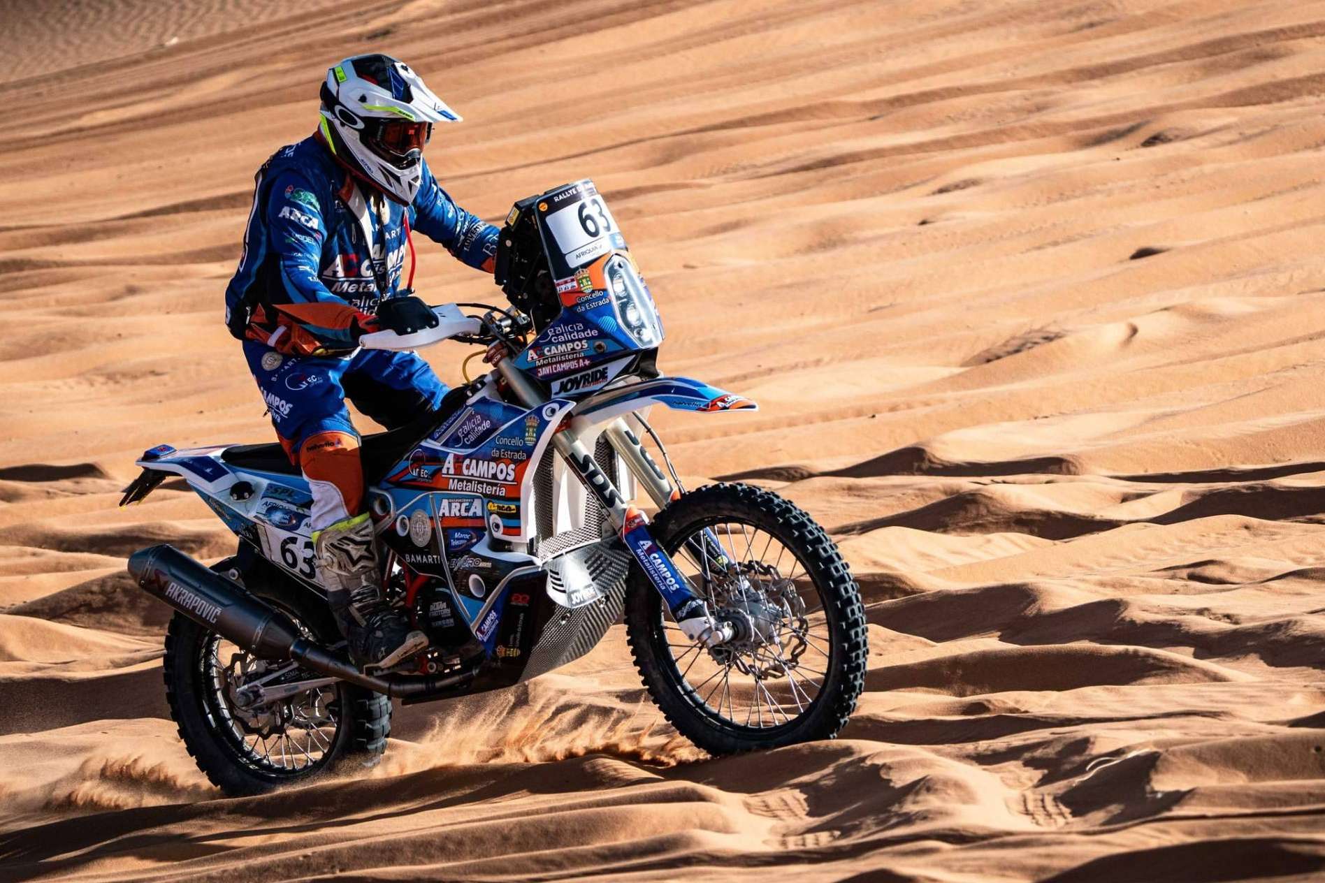 Personalización de adhesivos moto Dakar en la empresa especializada ADHESIVOSEMBARRADOS