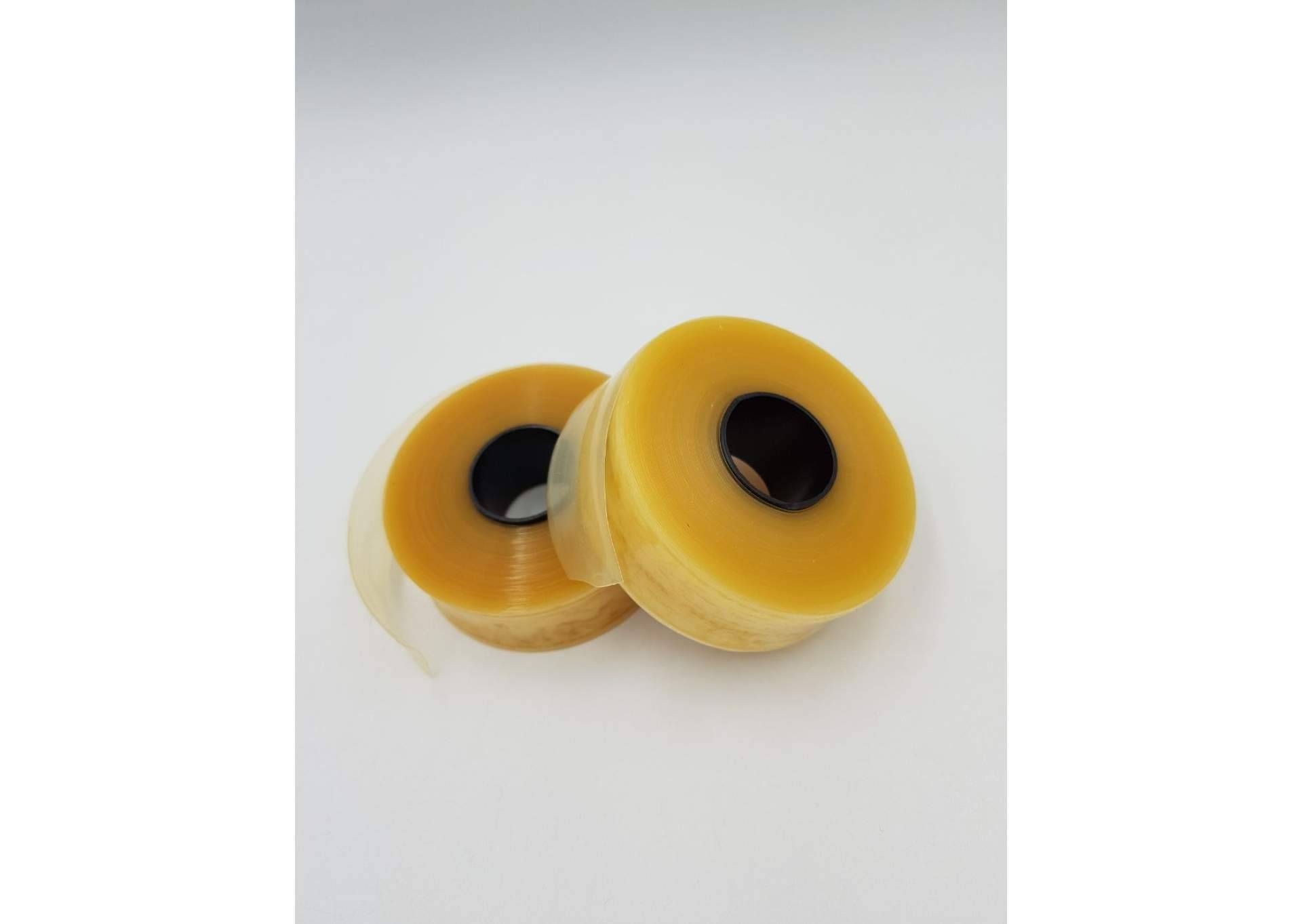 Sellar macarrón retráctil con la cinta de adhesivo térmico