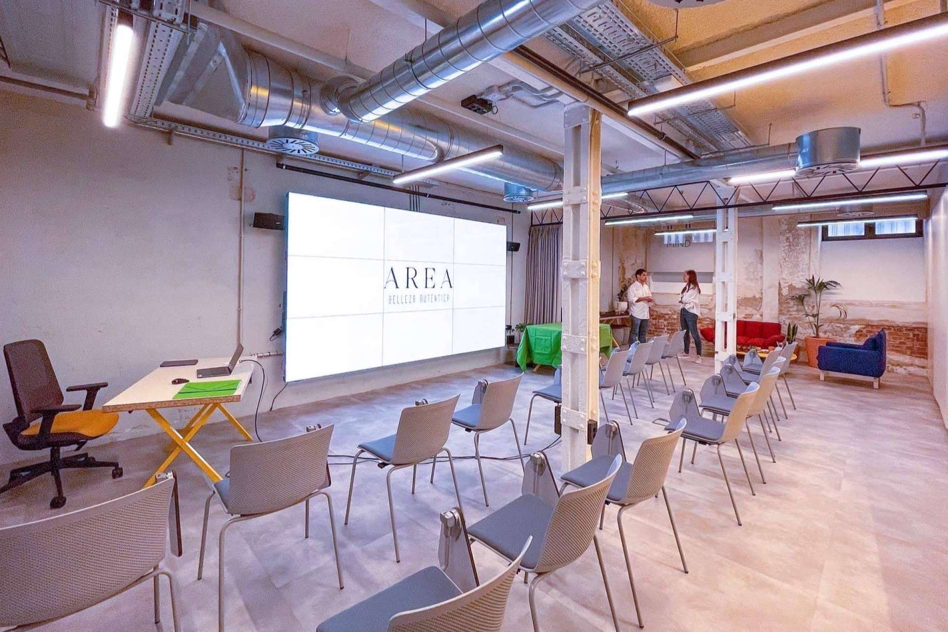 Soluciones integrales para eventos corporativos, rodajes y videopodcast en el centro de Madrid, por Mastermind