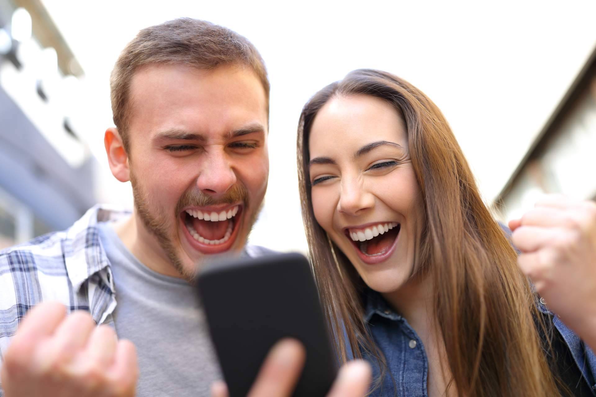 Mediante la aplicación móvil YOUUUP app, ver y compartir vídeos de contenido