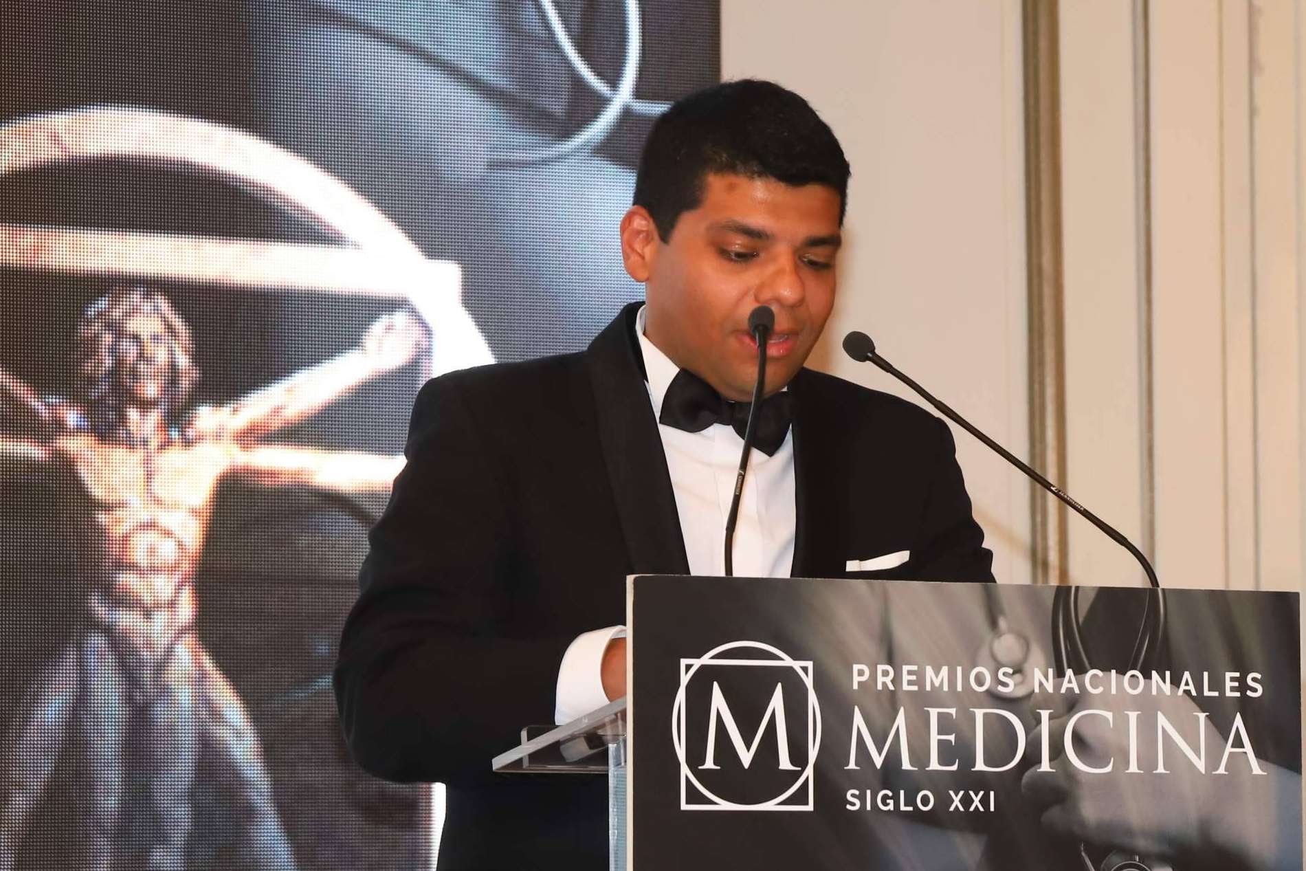 Un galardón como Cirujano Capilar entregado al Dr. Antonio Fernández Brito de Microcapilar Hair Clinic