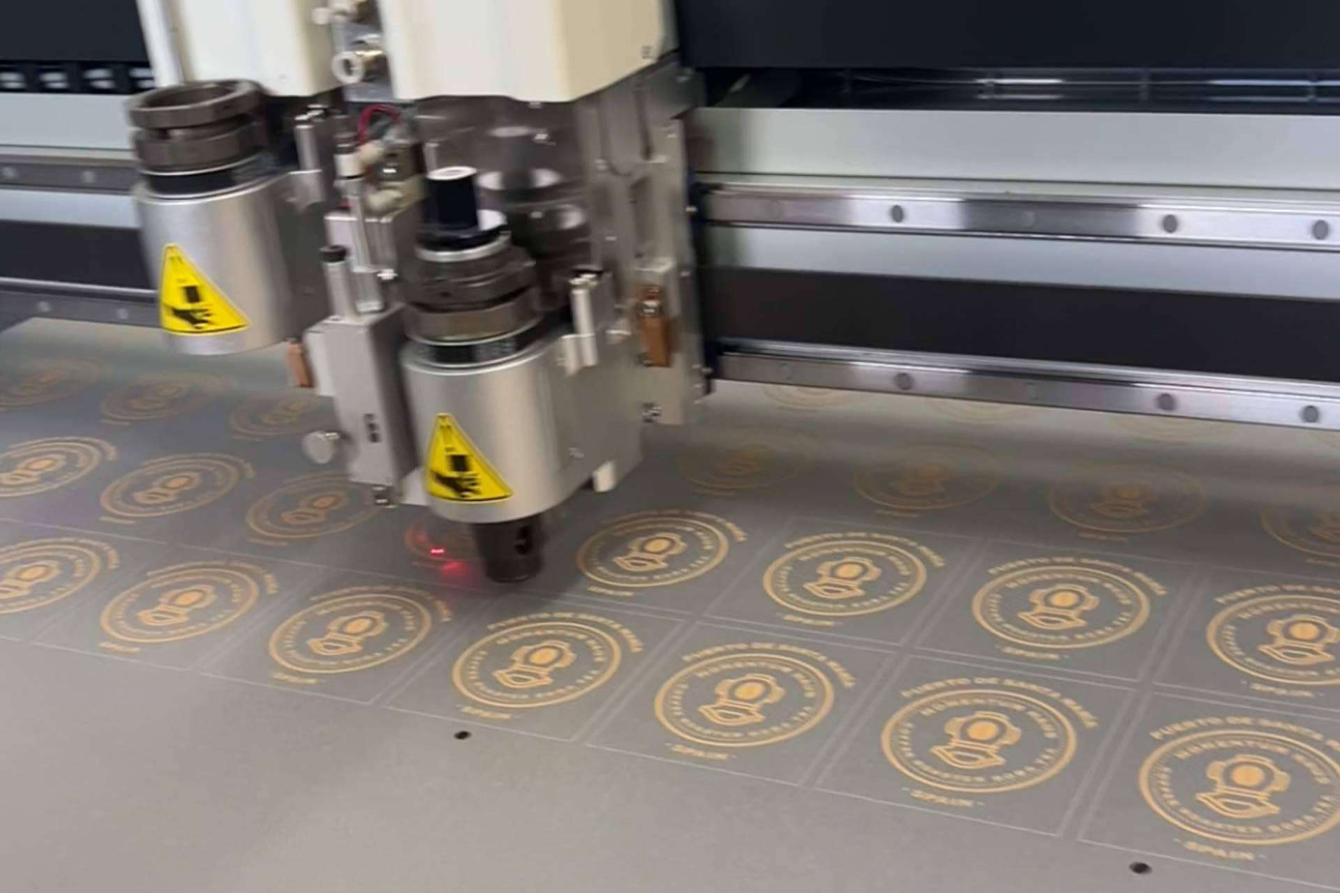 Ventajas de la impresión UV DTF y del servicio corte impresión DTF por metros, por Imprenta Forte - DTF Barcelona