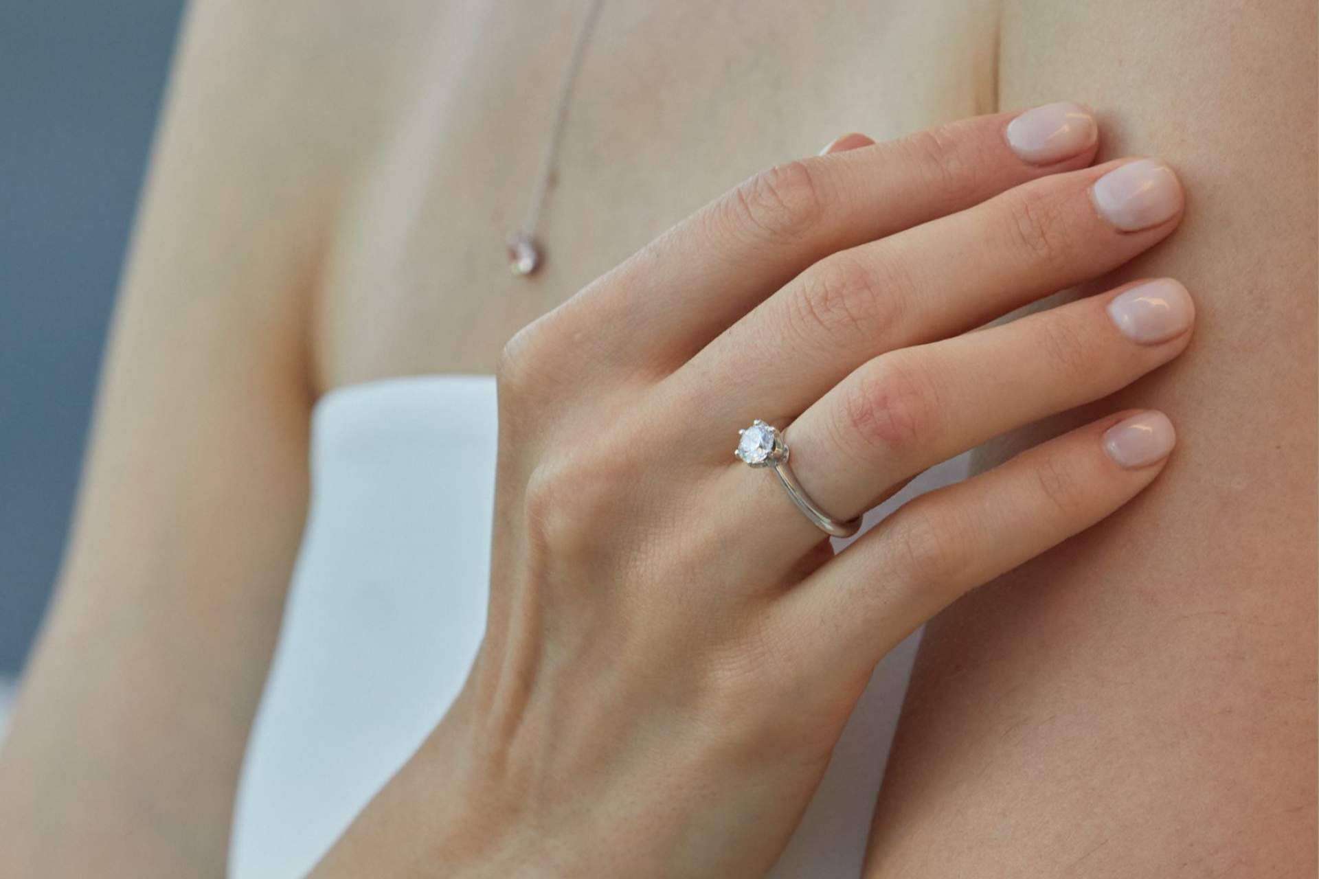 Anillos de compromiso con diamantes de laboratorio de la mano de Mimoke