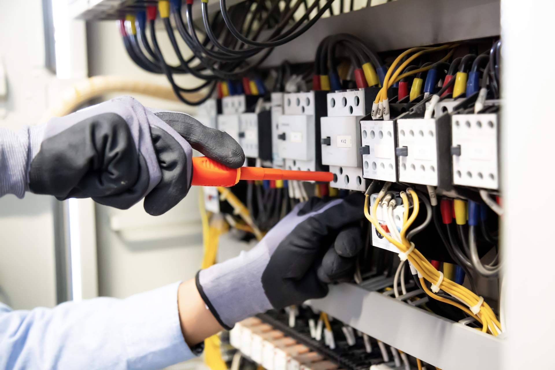 ISSE, servicio de electricistas en Madrid las 24 horas del día