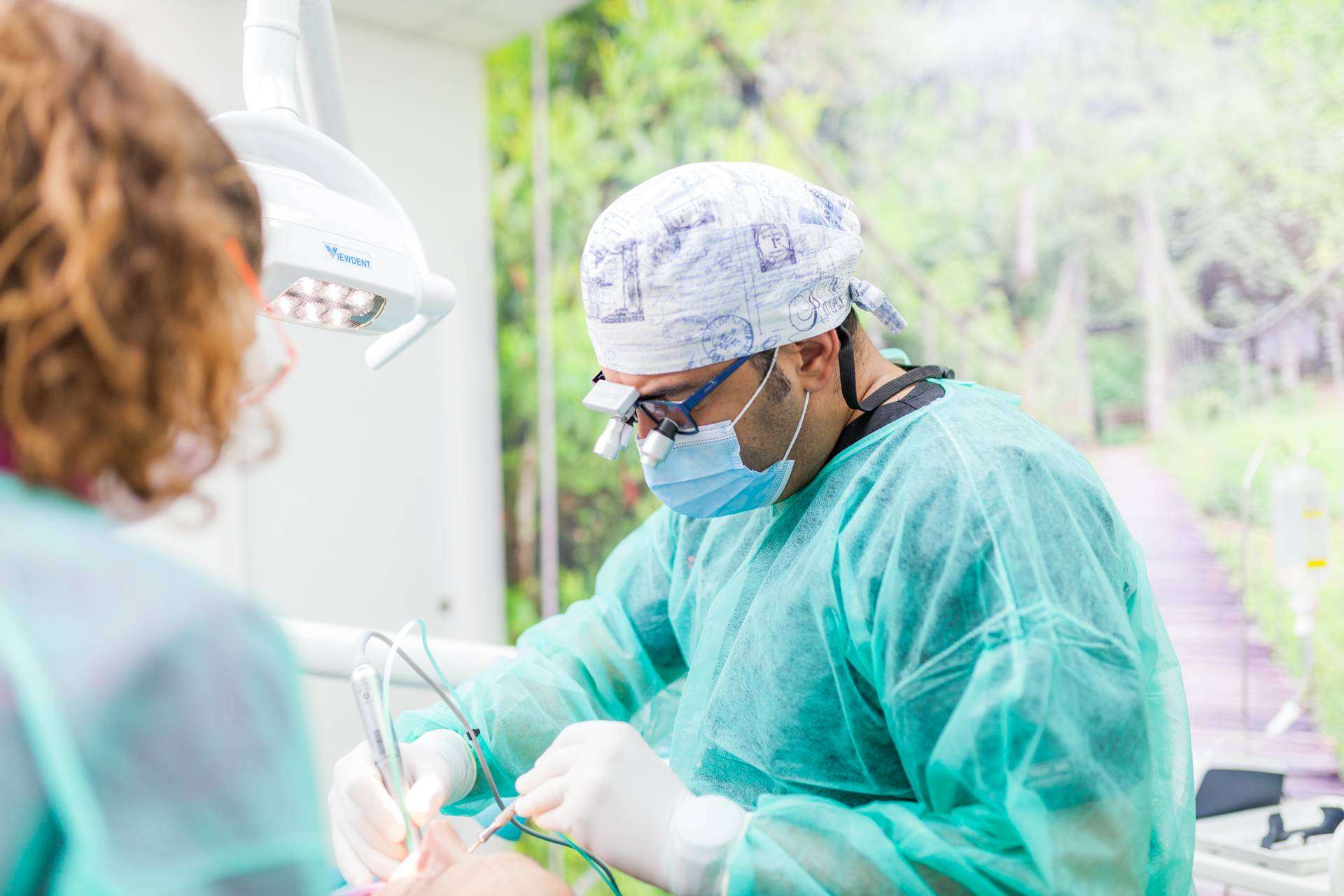 Dental Implantologie, donde se combina un equipo de expertos con tecnología avanzada en odontología