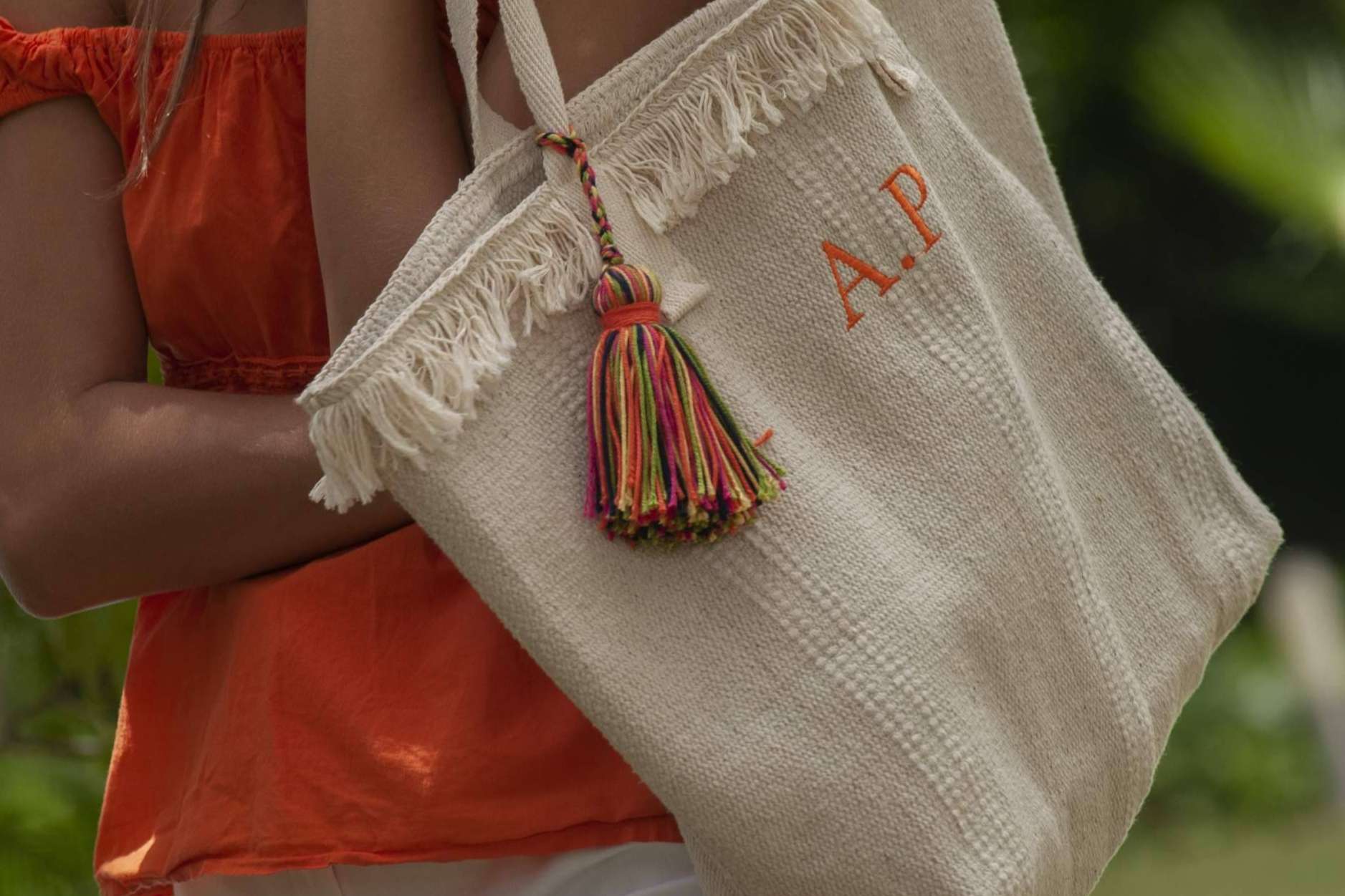 Los shoppers artesanos personalizados siempre son tendencia en el mundo de la moda y los complementos