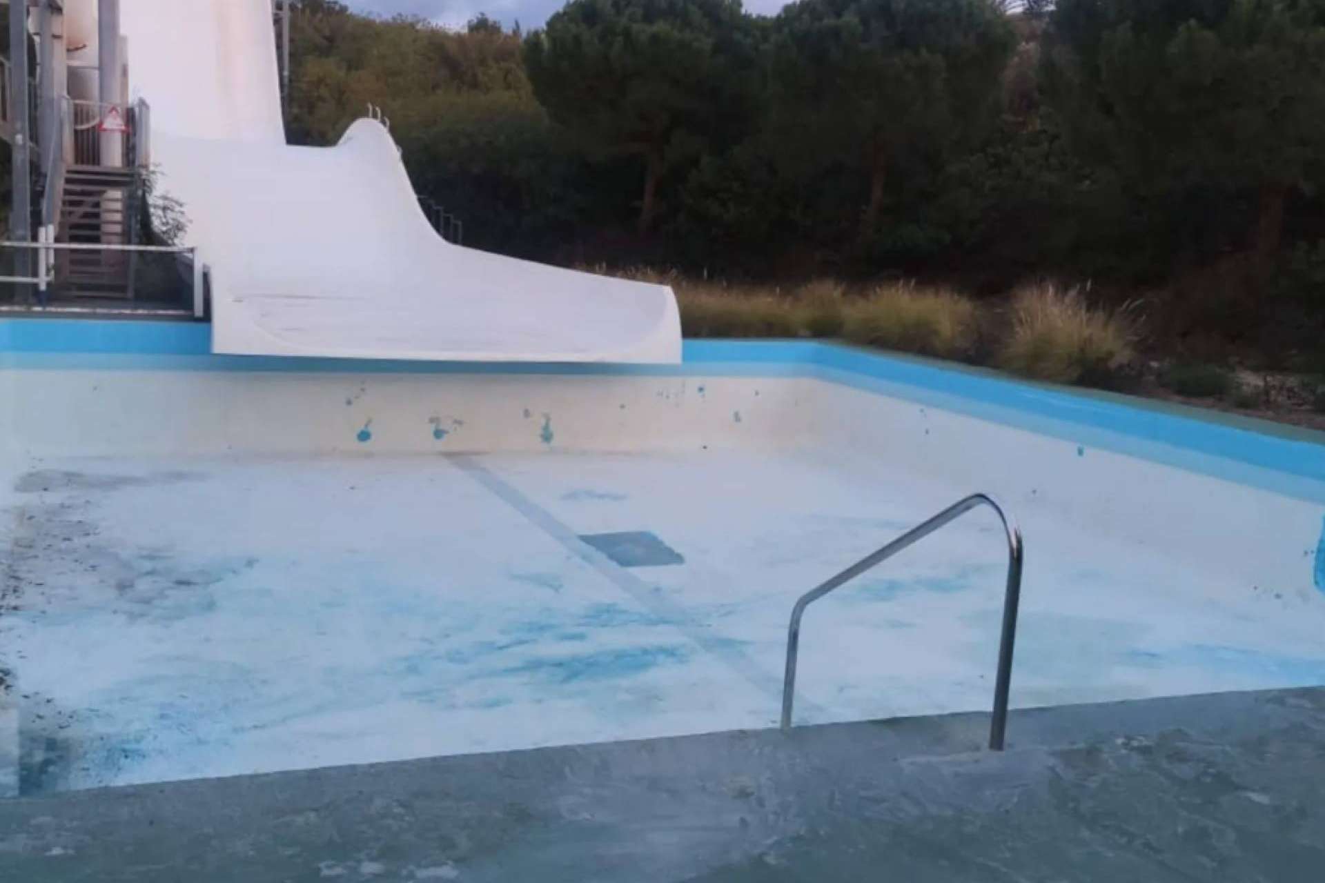 Limpieza de piscinas con vapor de alta presión, una técnica eficaz y ecológica que utiliza Galvañ Lacados