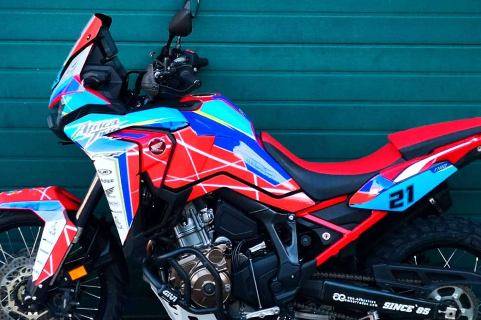 ADHESIVOSEMBARRADOS  dispone de kits de adhesivos para motos para destacar en cualquier competencia